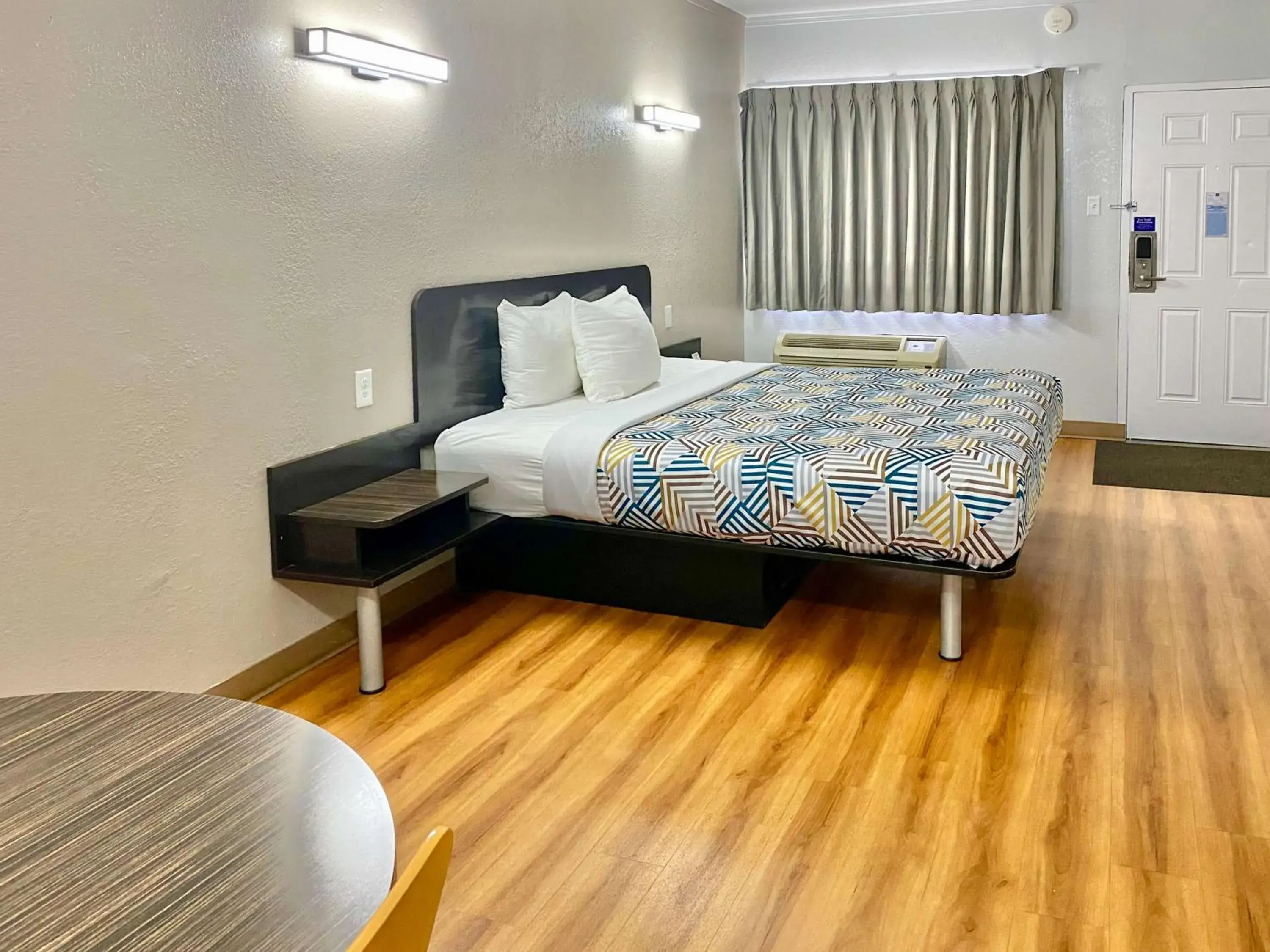 Bedroom in Motel 6-Huntington, WV Bedroom in Motel 6-Huntington, WV