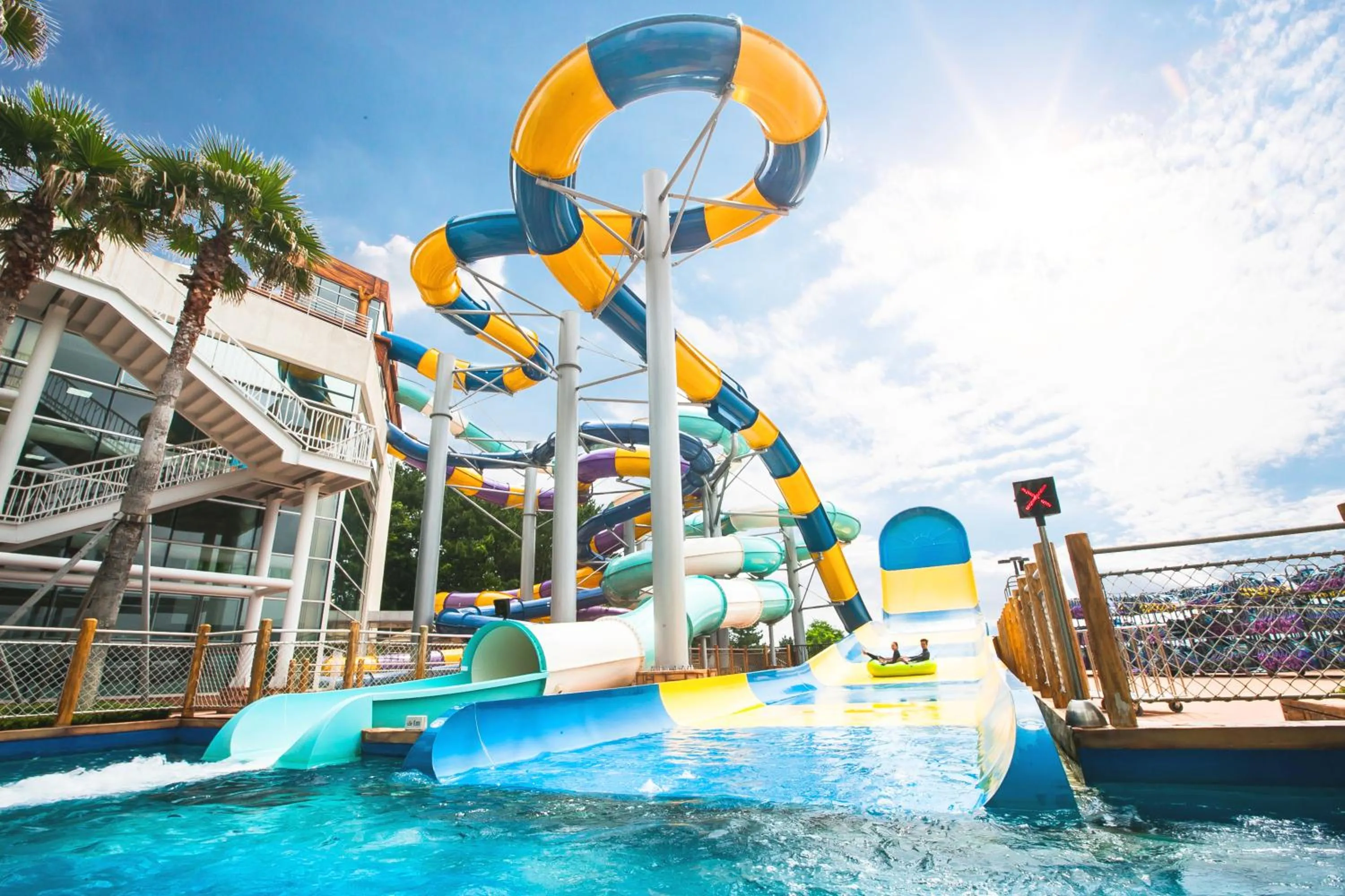 Swimming pool in Sono Calm Geoje