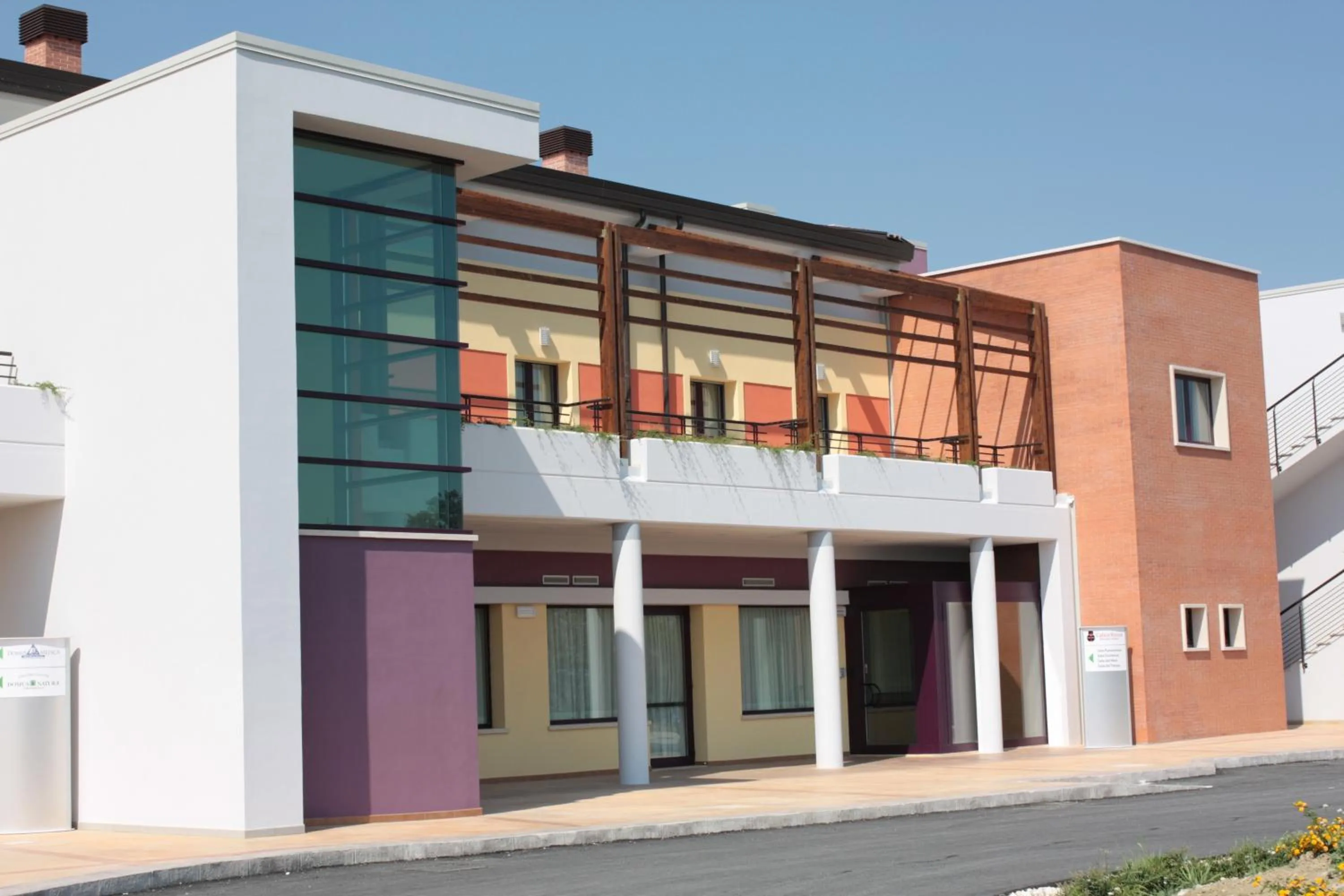 Facade/entrance in Domus Hotel