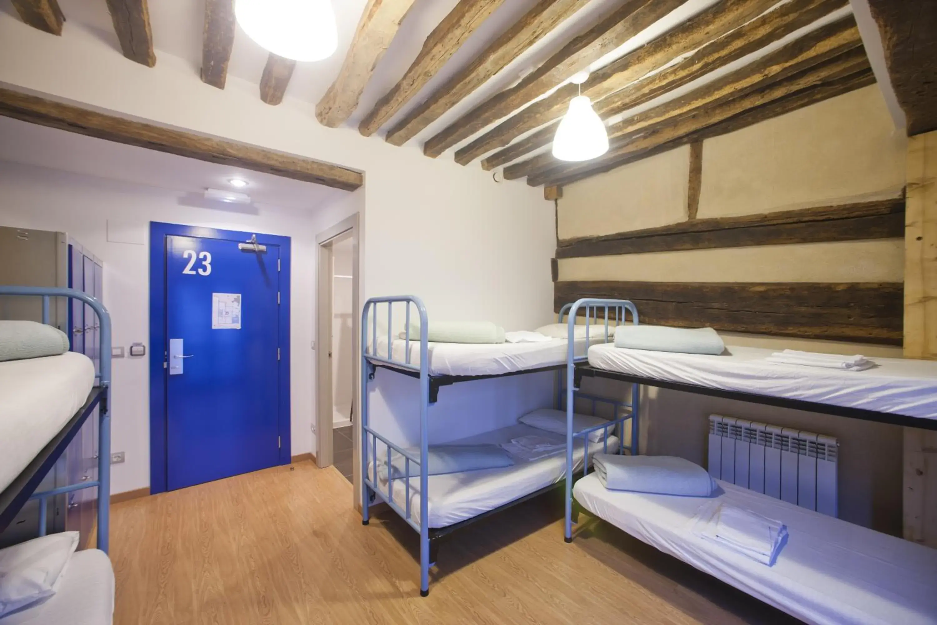 Single Bed in 6-Bed Dormitory Room in El Albergue de la Catedral Single Bed in 6-Bed Dormitory Room in El Albergue de la Catedral