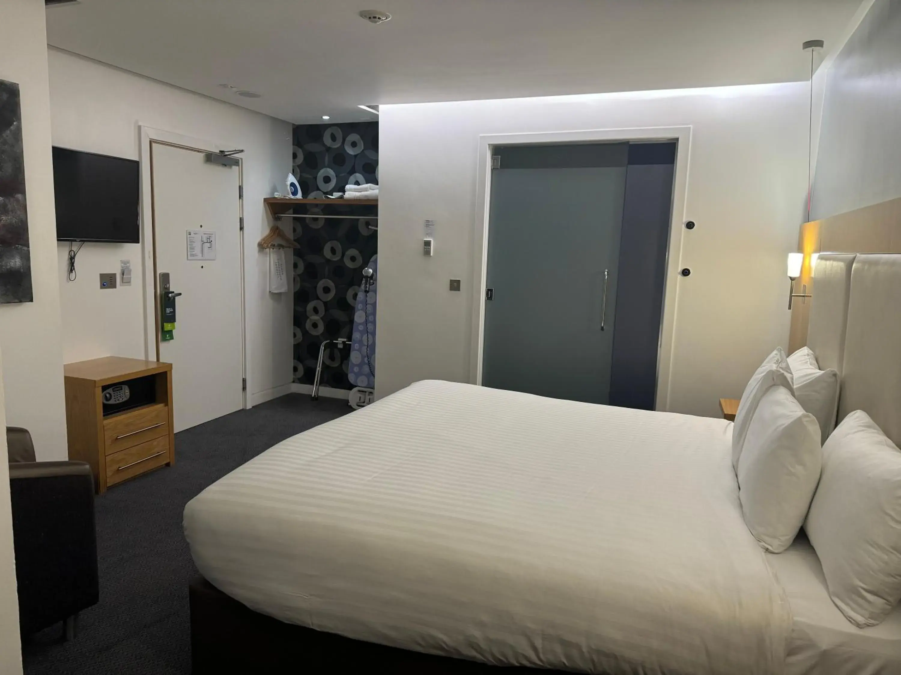 Bedroom, Bed in Holiday Inn Sittingbourne by IHG Bedroom, Bed in Holiday Inn Sittingbourne by IHG