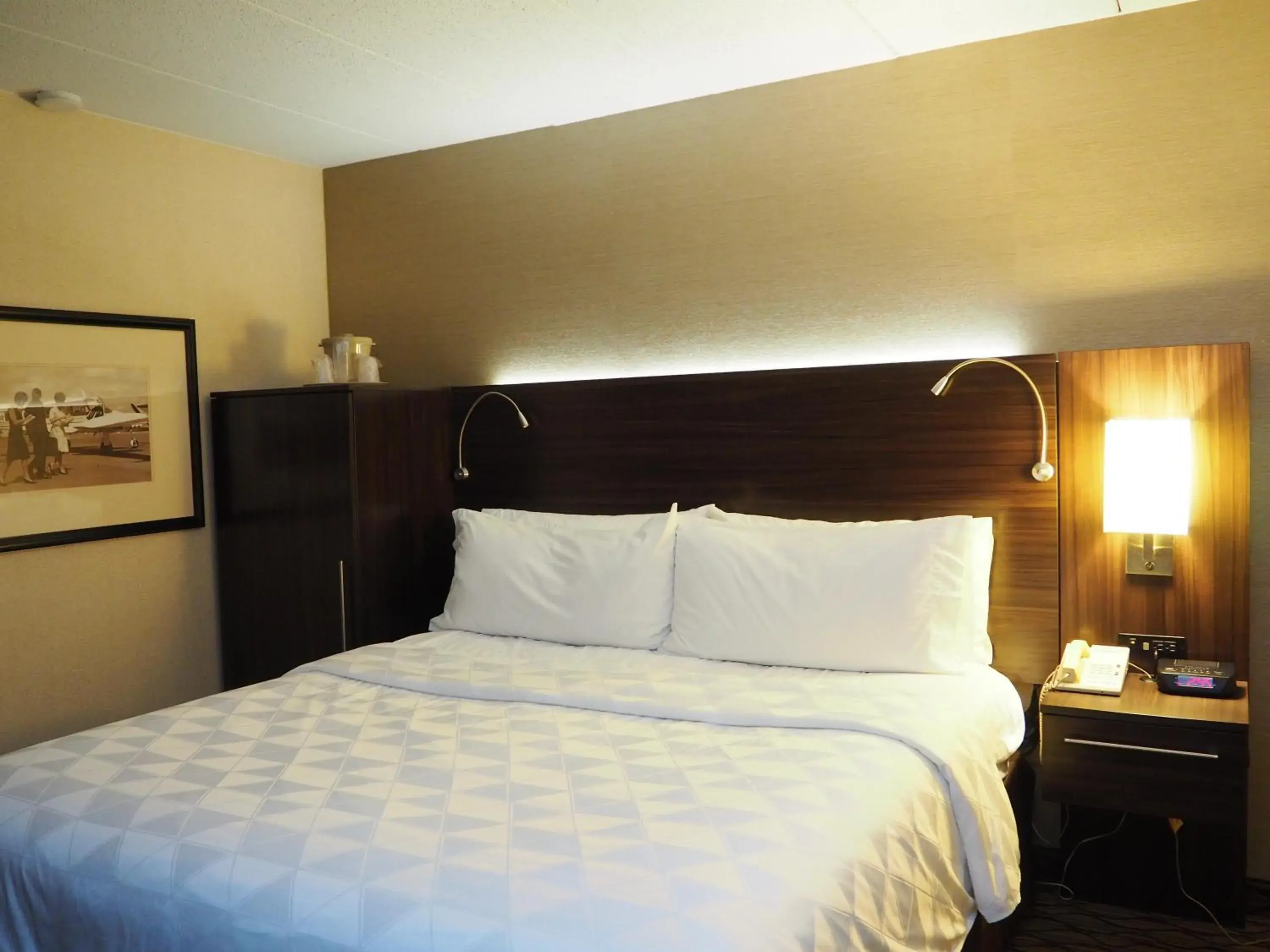 Photo of the whole room, Bed in The Riverside Plaza Hotel