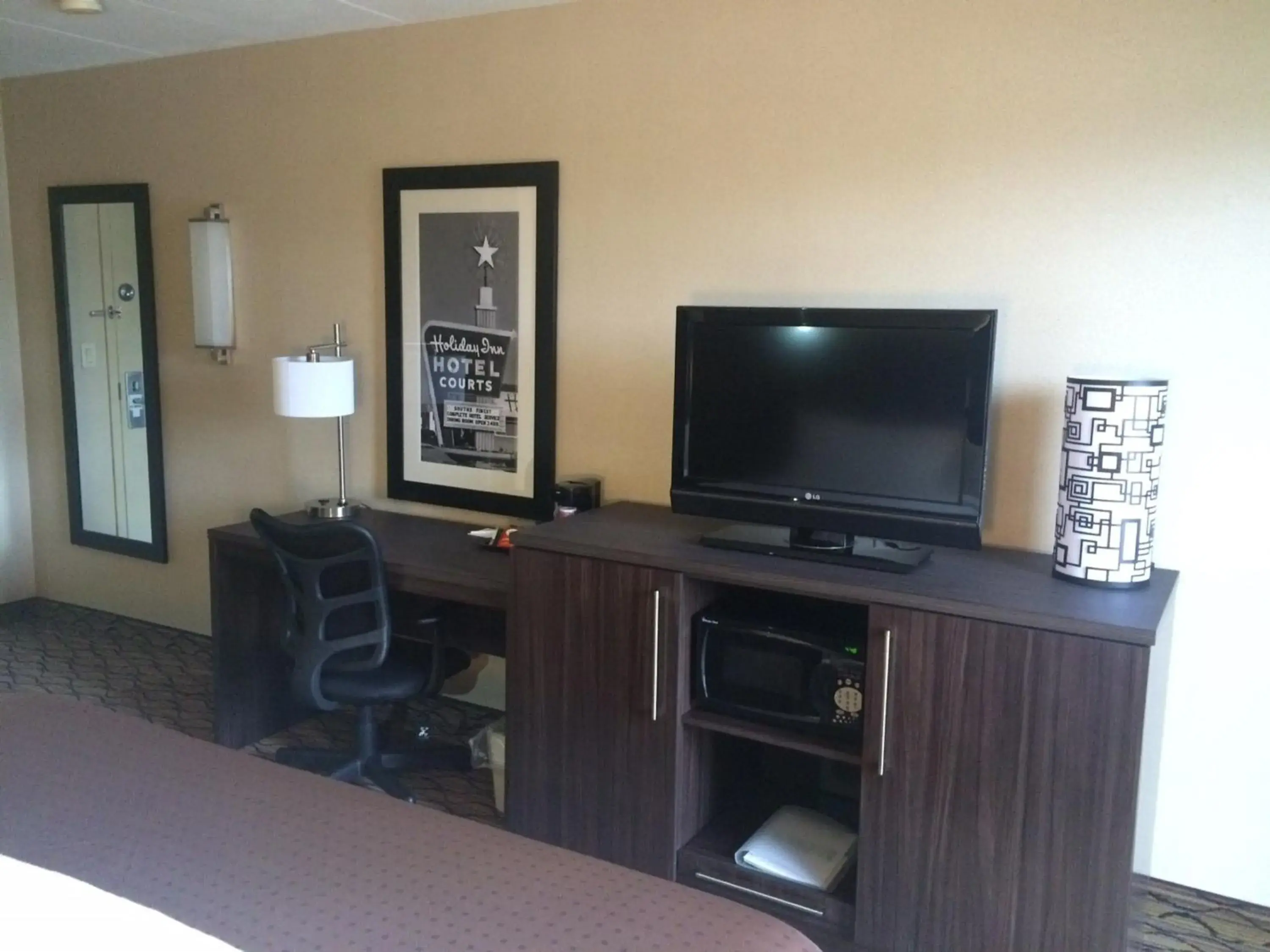 Photo of the whole room, TV/Entertainment Center in The Riverside Plaza Hotel