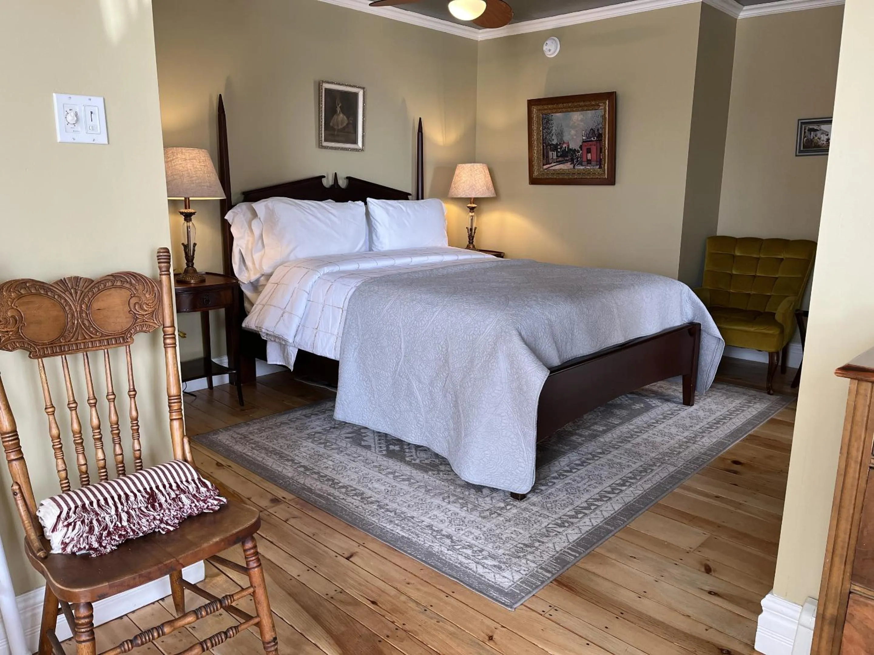Bedroom, Bed in Surfside Inn