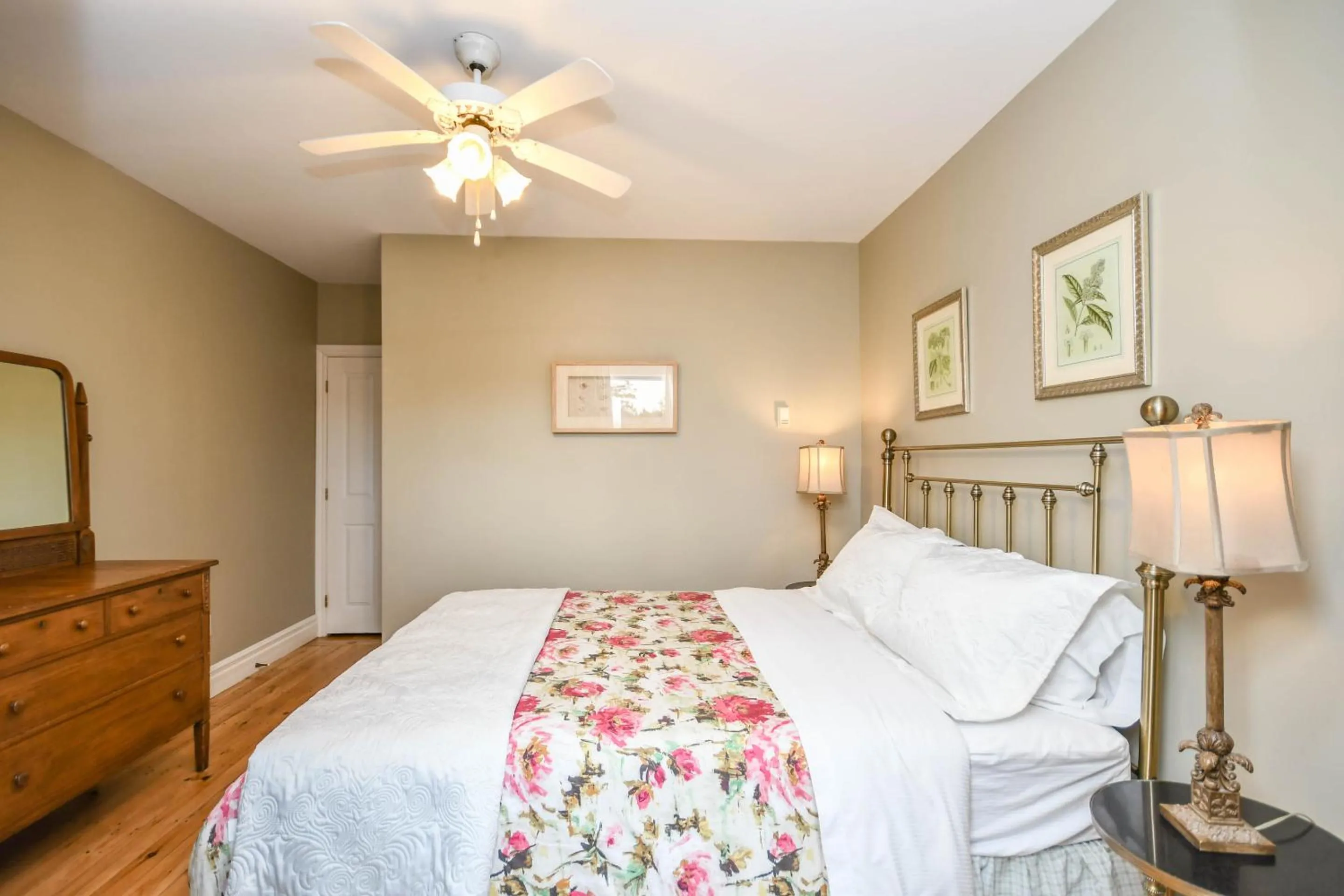 Bedroom, Bed in Surfside Inn