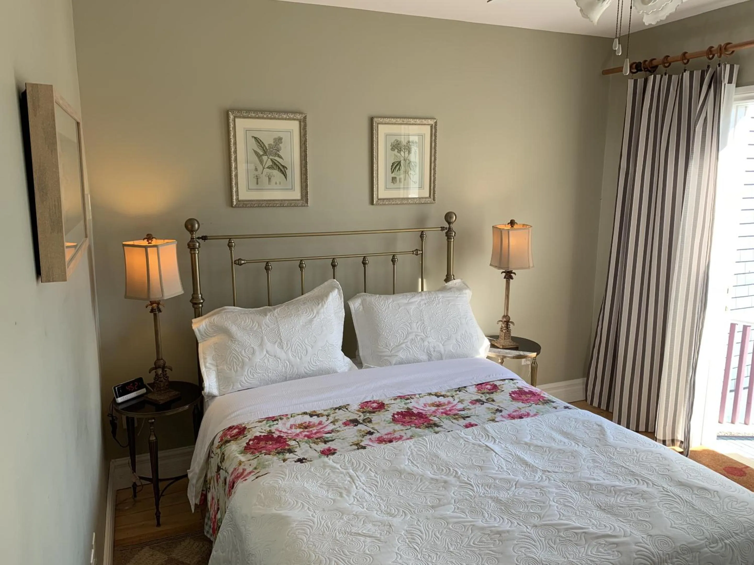 Bedroom, Bed in Surfside Inn