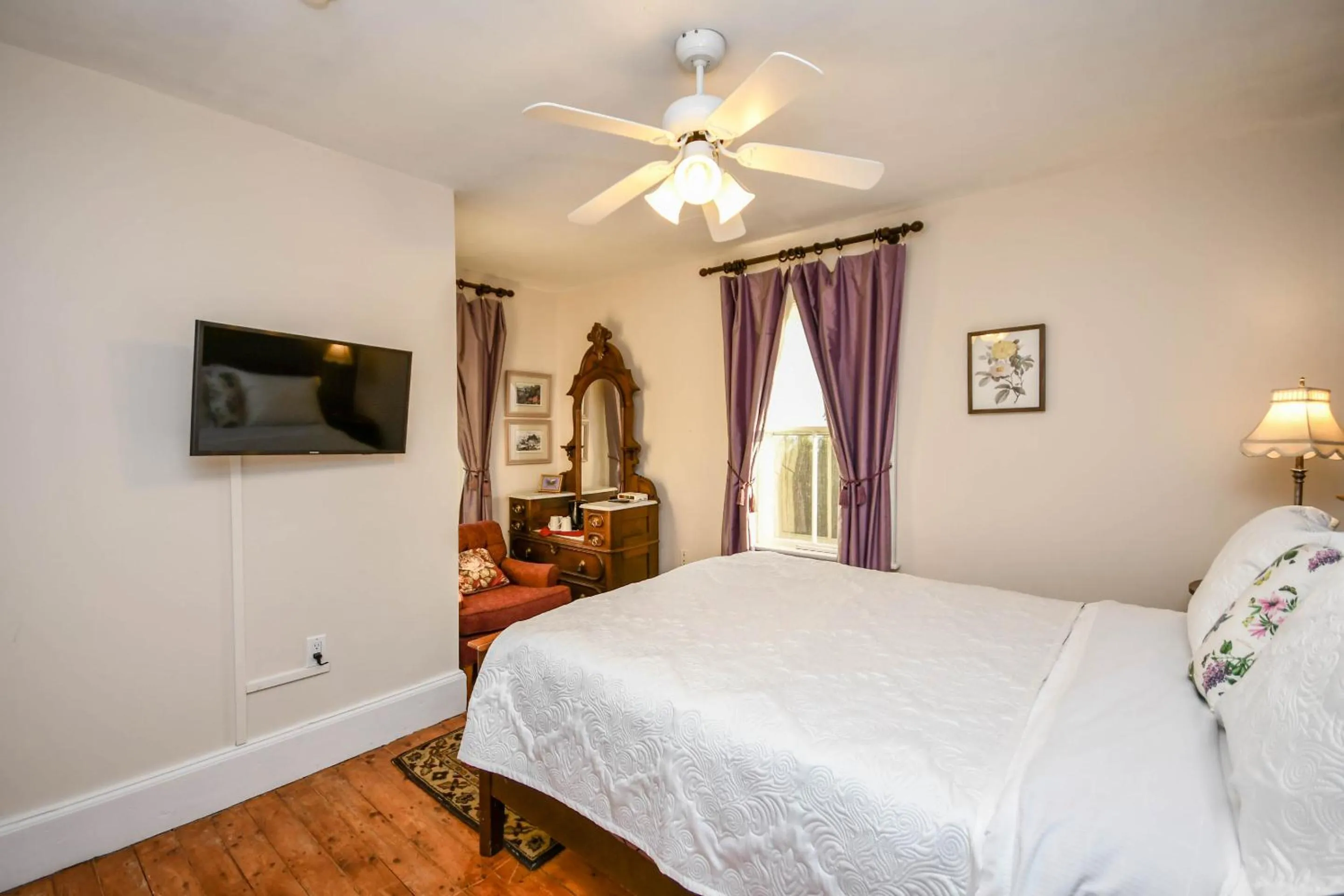 Bedroom, Bed in Surfside Inn