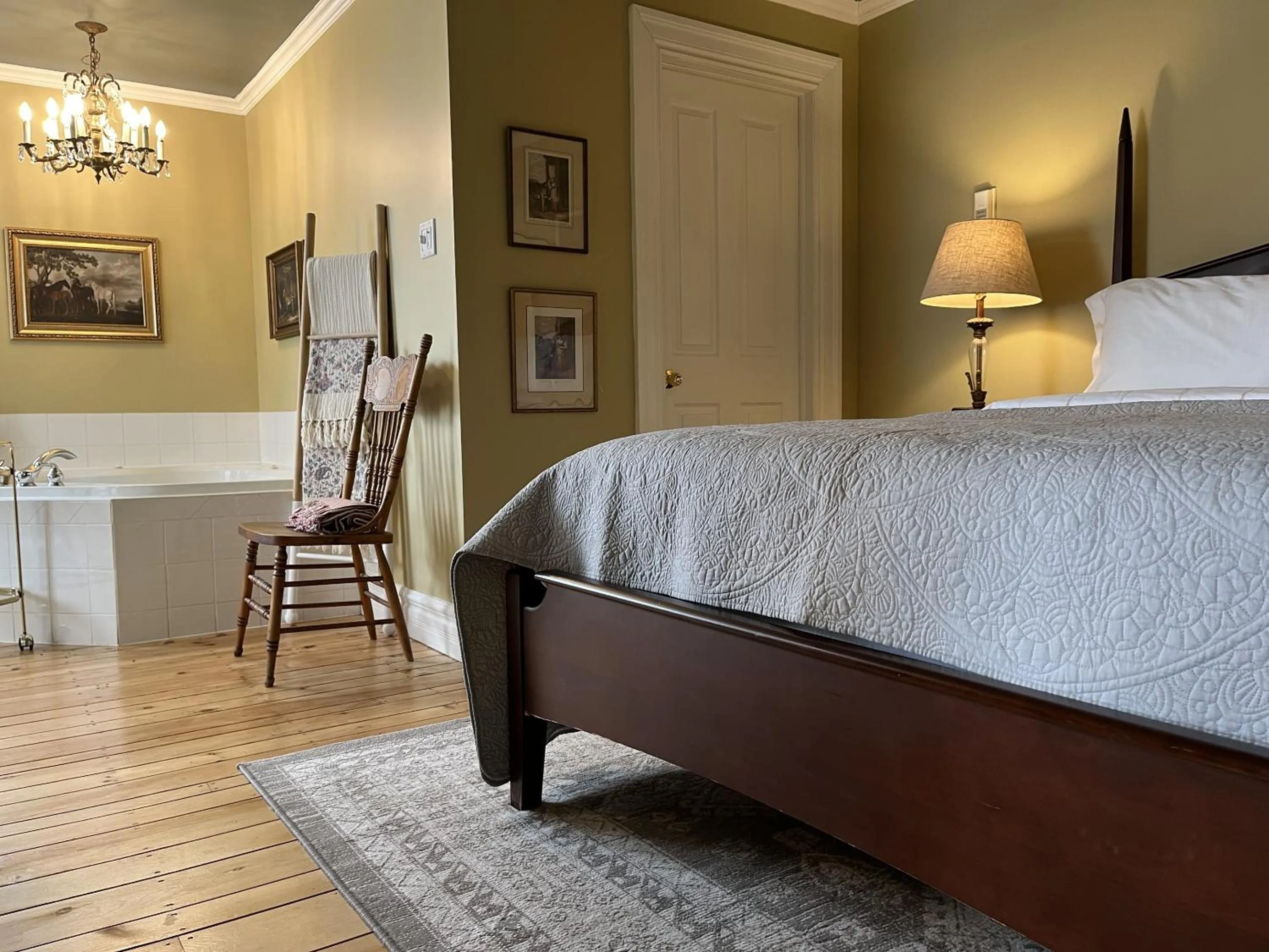 Bedroom, Bed in Surfside Inn