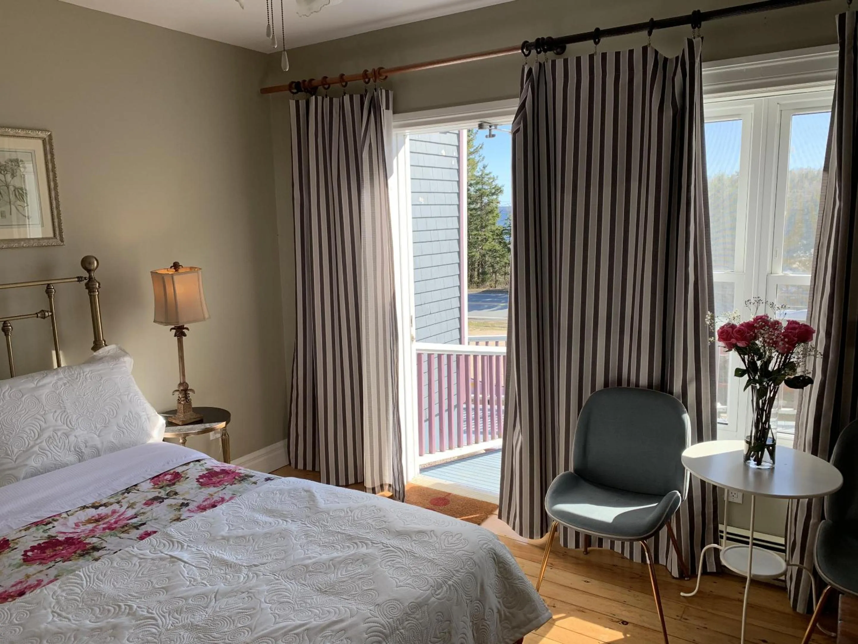 Bedroom, Bed in Surfside Inn