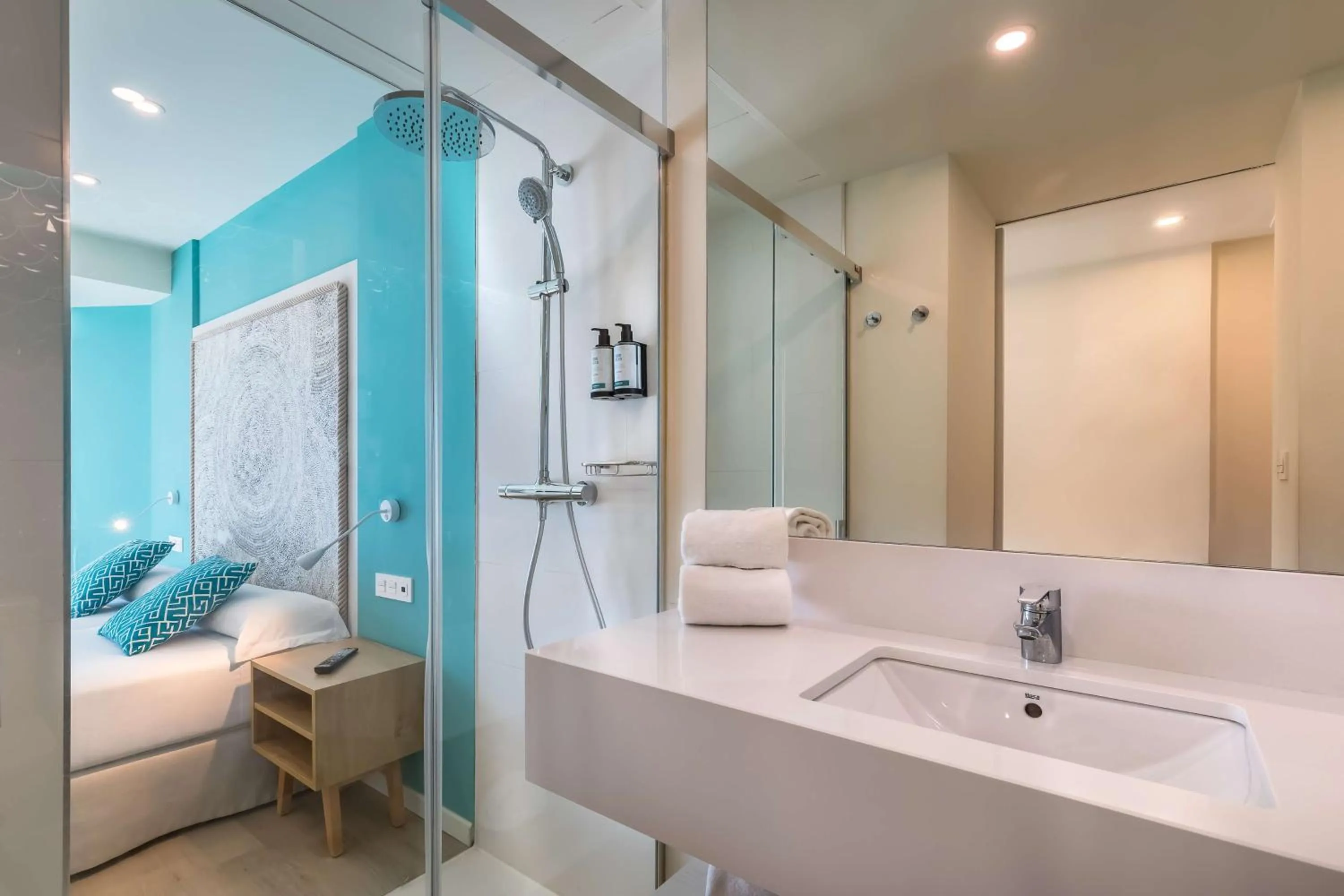 Bathroom, Bed in Occidental Torremolinos Playa