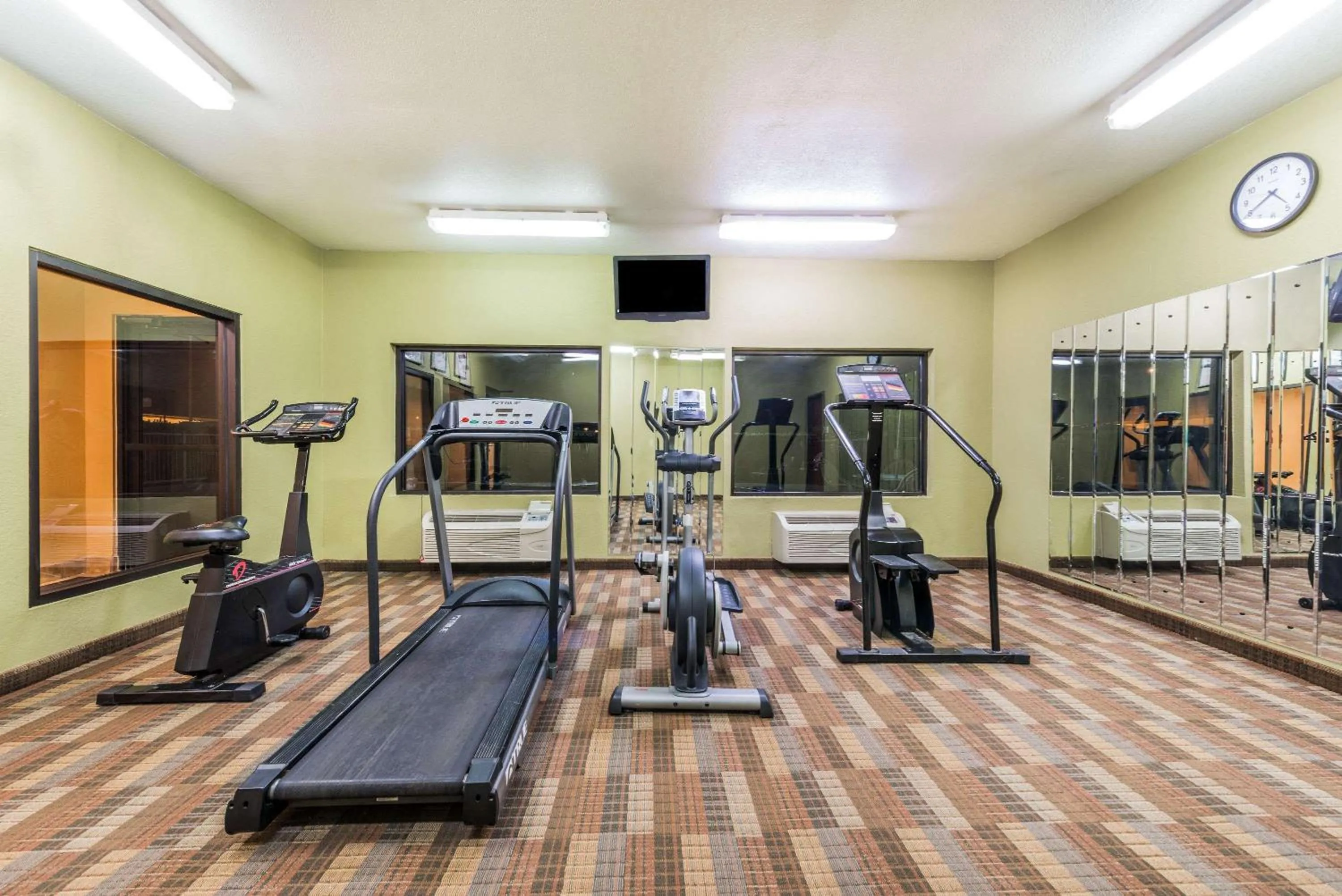 Fitness centre/facilities in Super 8 by Wyndham Fort Worth North