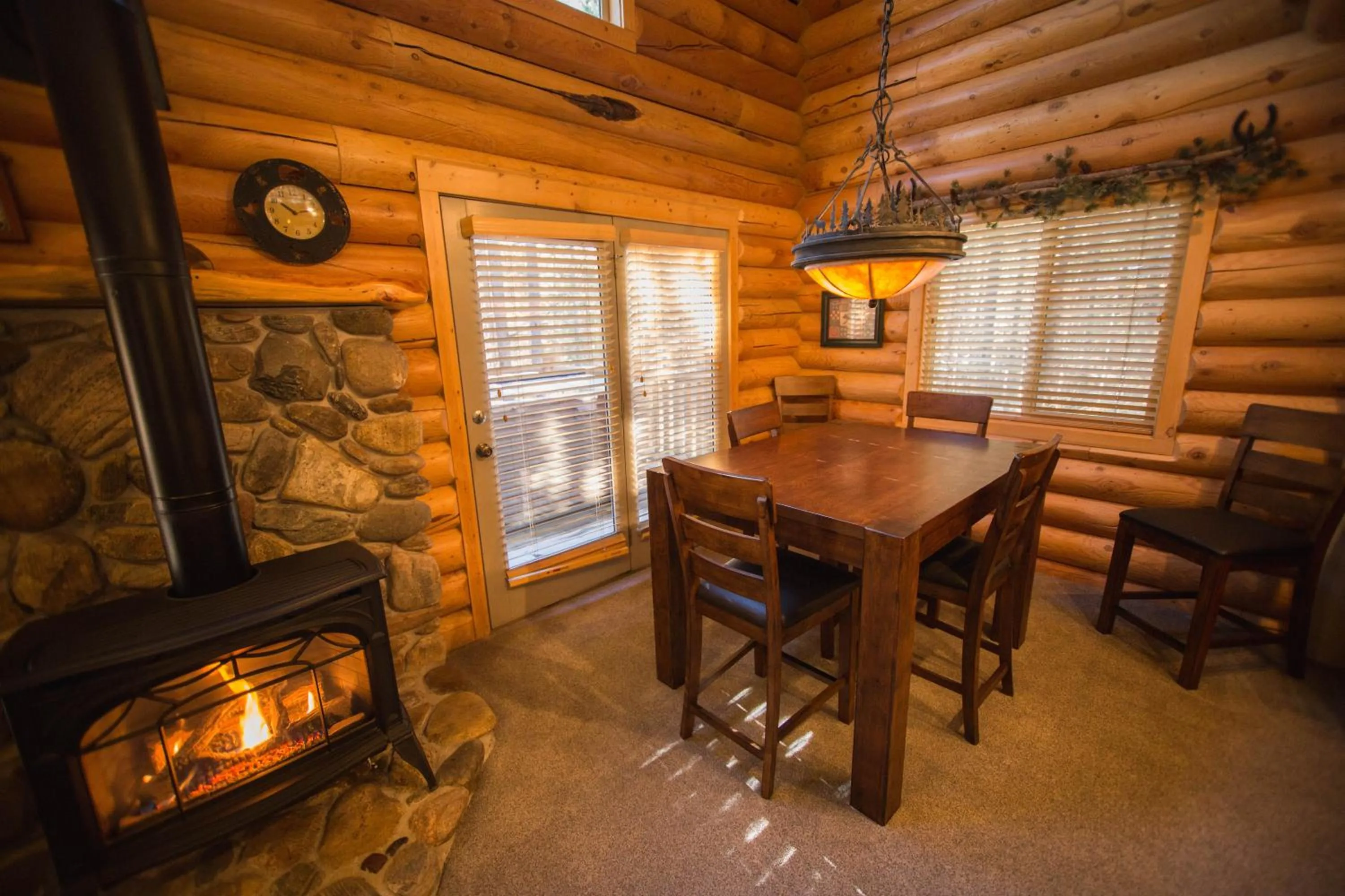 Dining area in The Pines at Island Park