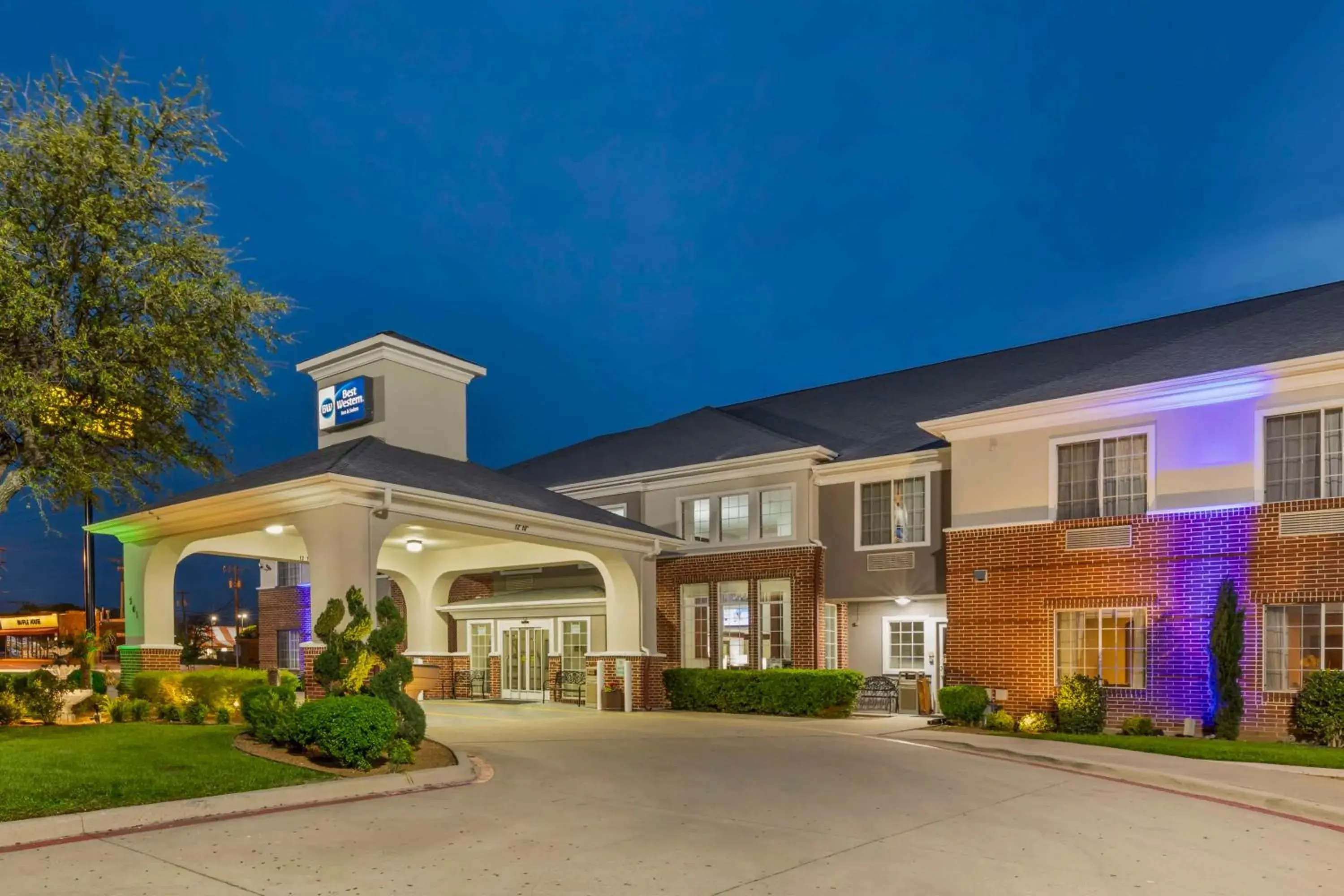 Property building in Best Western Fort Worth Inn & Suites Property building in Best Western Fort Worth Inn & Suites