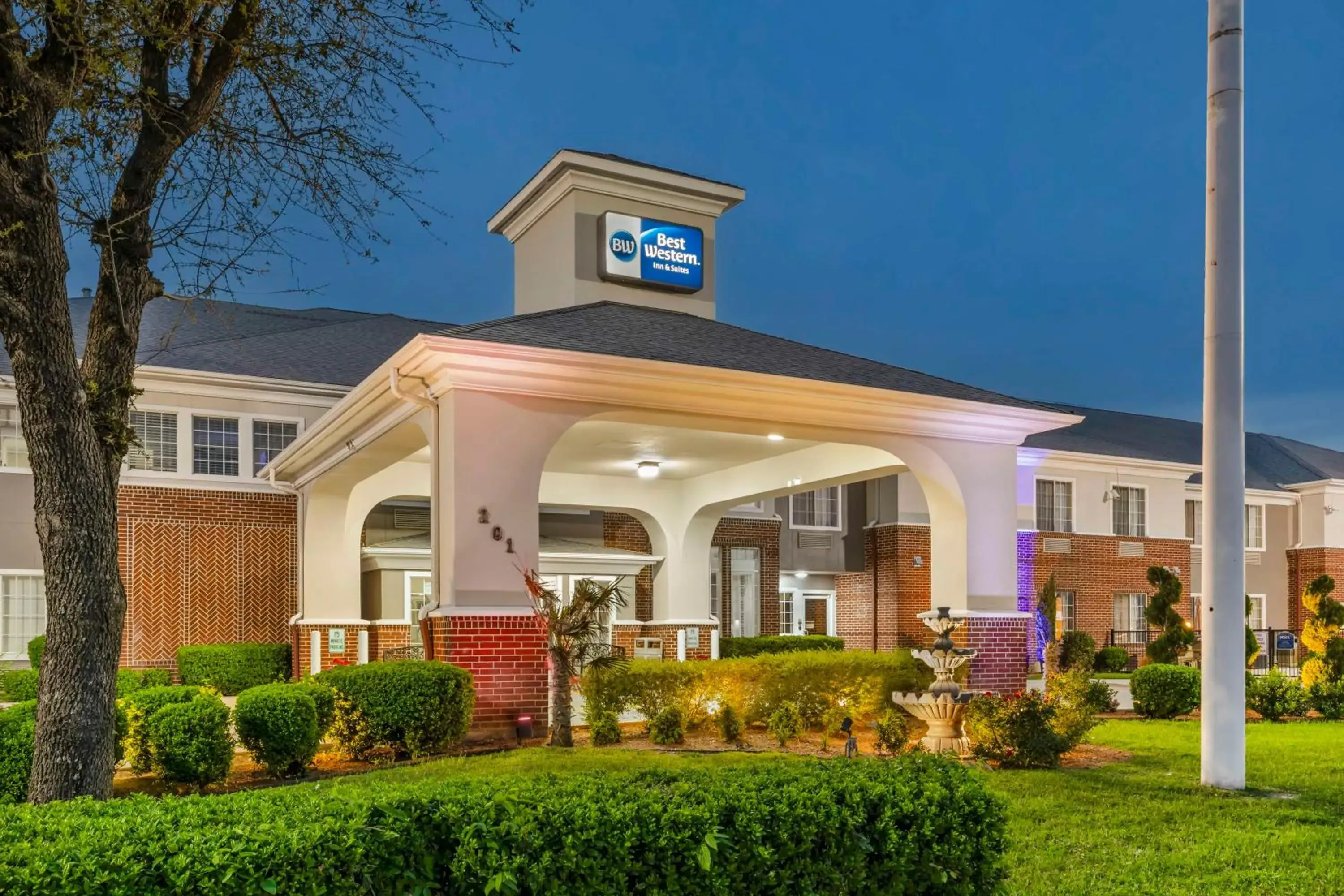 Property building in Best Western Fort Worth Inn & Suites Property building in Best Western Fort Worth Inn & Suites