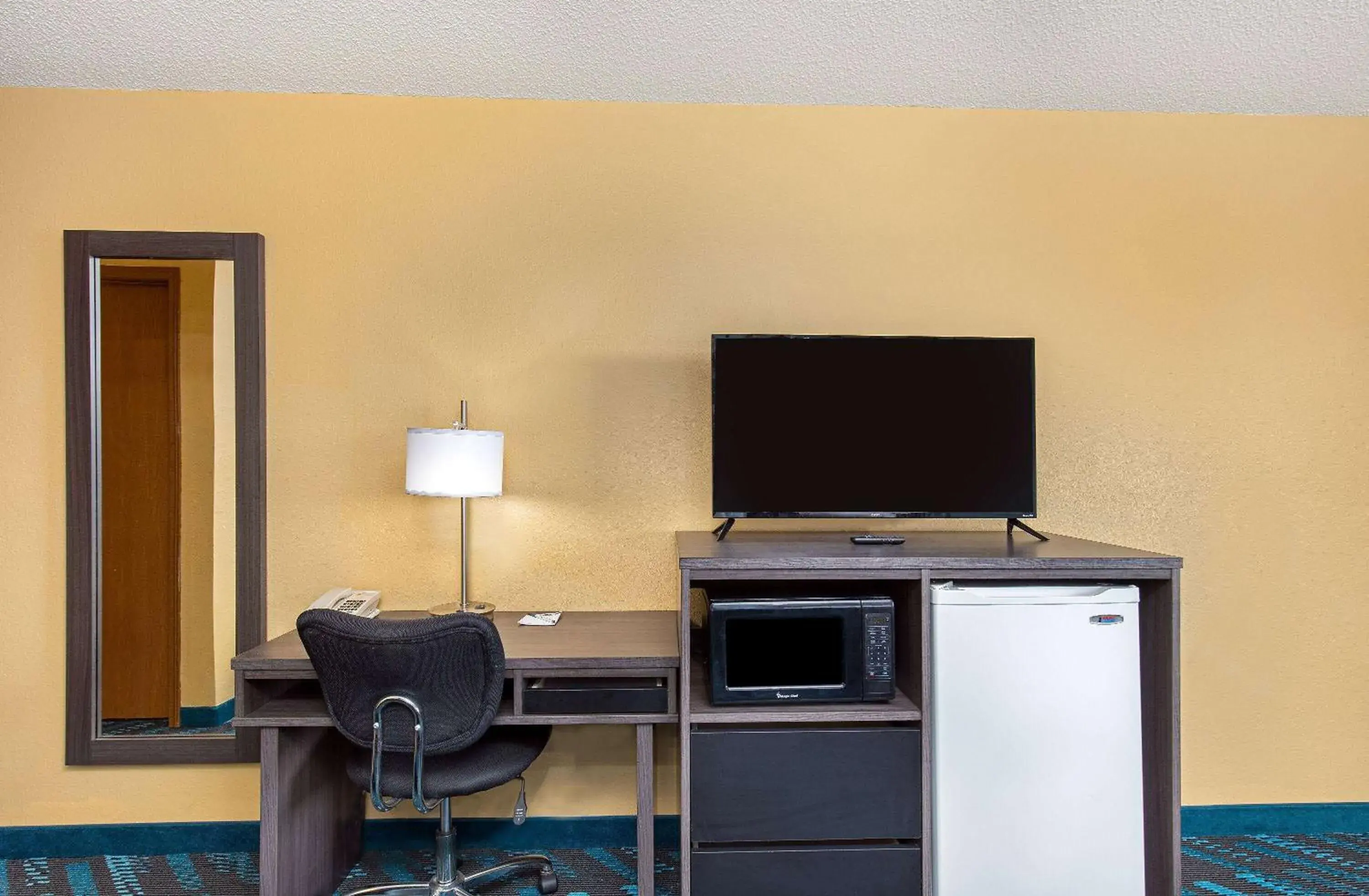 Photo of the whole room in Super 8 by Wyndham Somerset Photo of the whole room in Super 8 by Wyndham Somerset