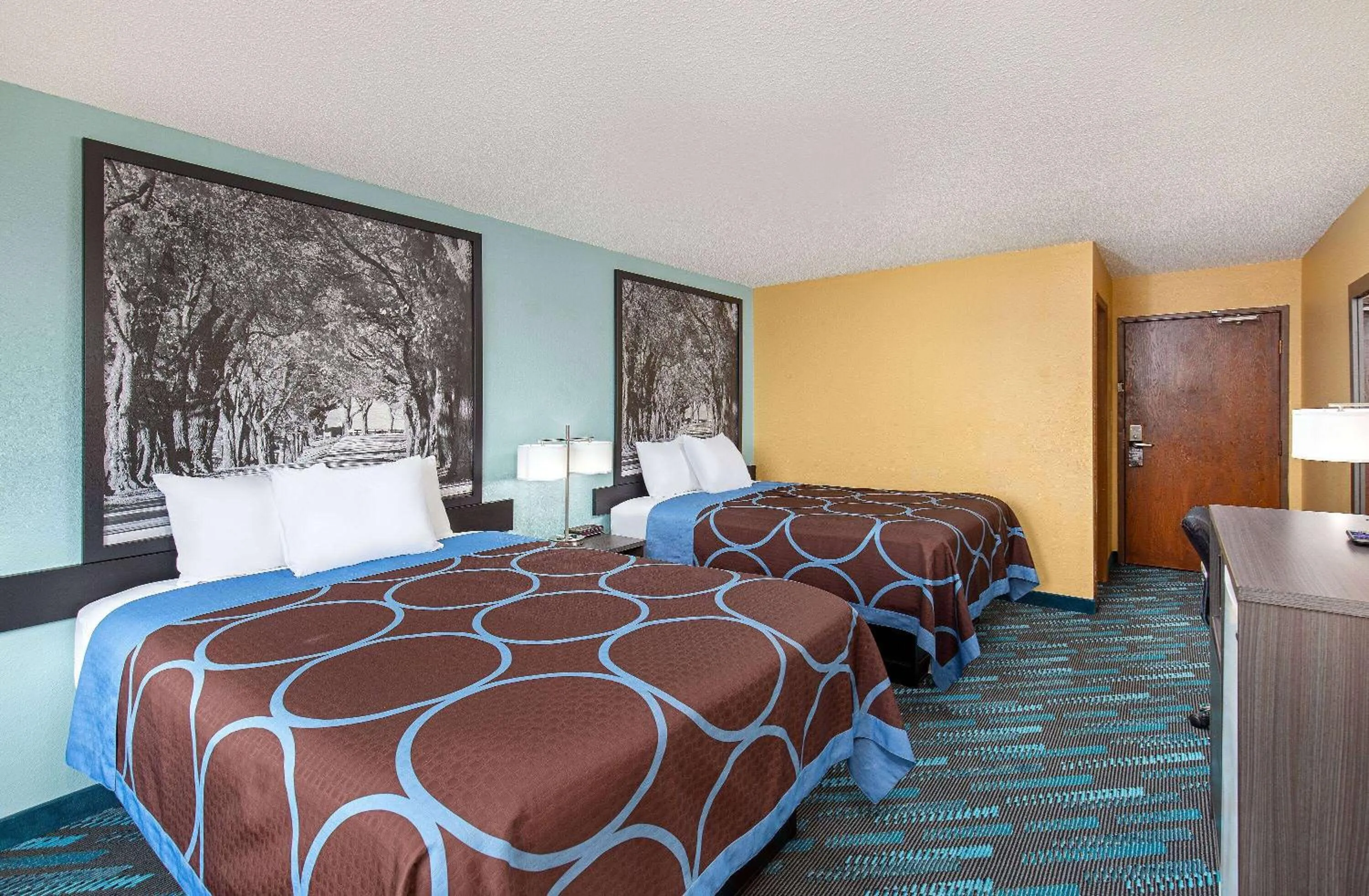 Photo of the whole room, Bed in Super 8 by Wyndham Somerset