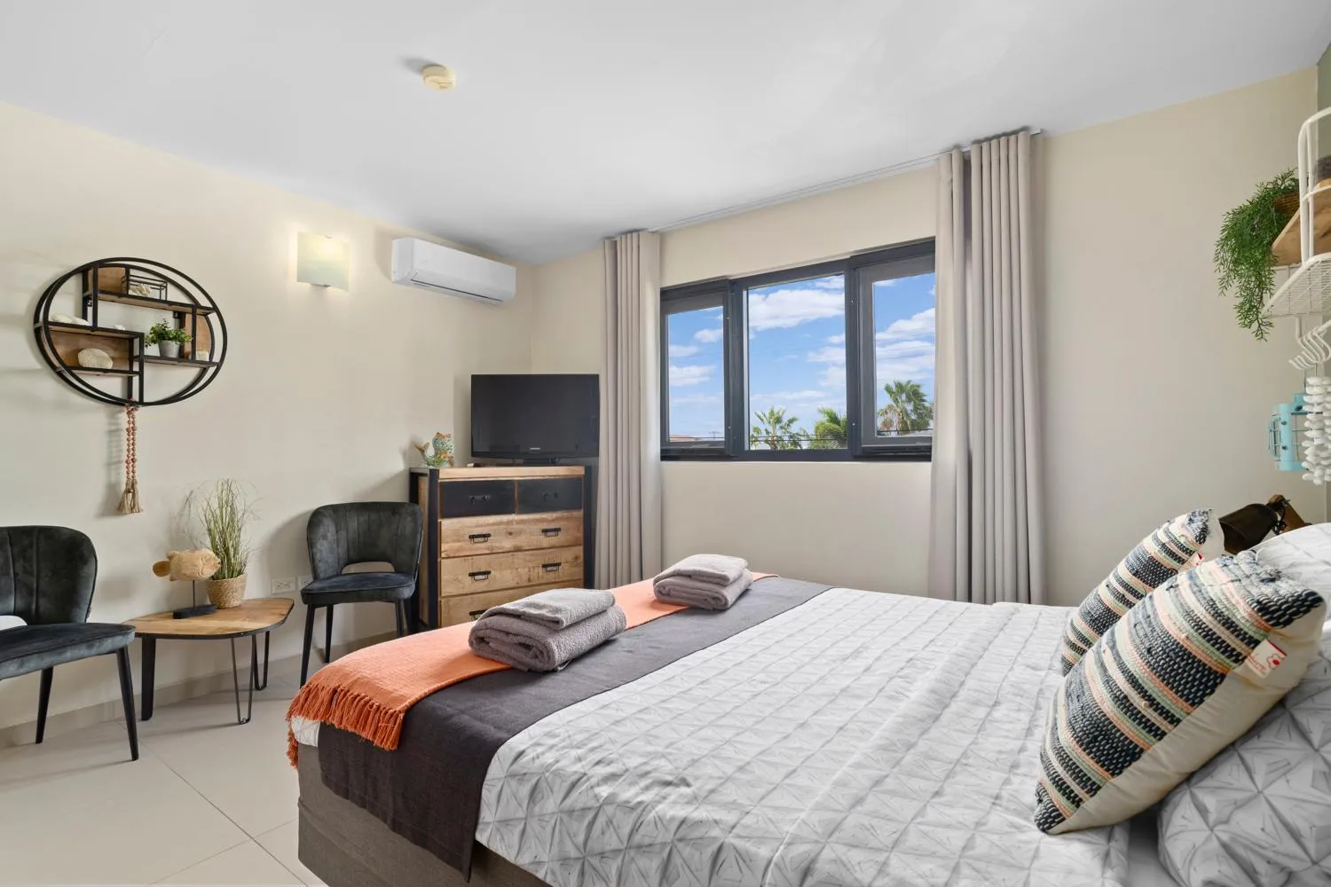 TV and multimedia, Bed in Oasis guesthouse, Boutique Style Hotel