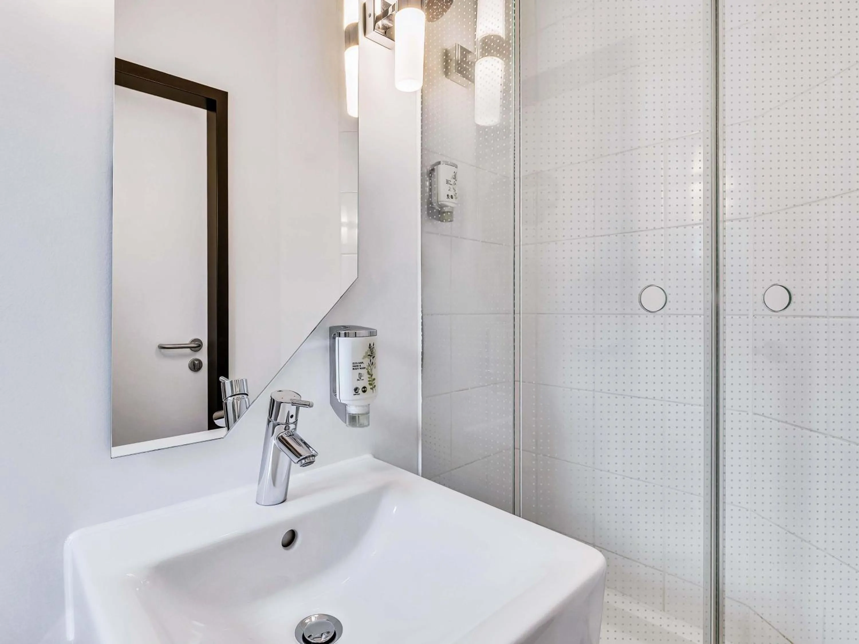 Shower in B&B Hotel Bremen-Altstadt