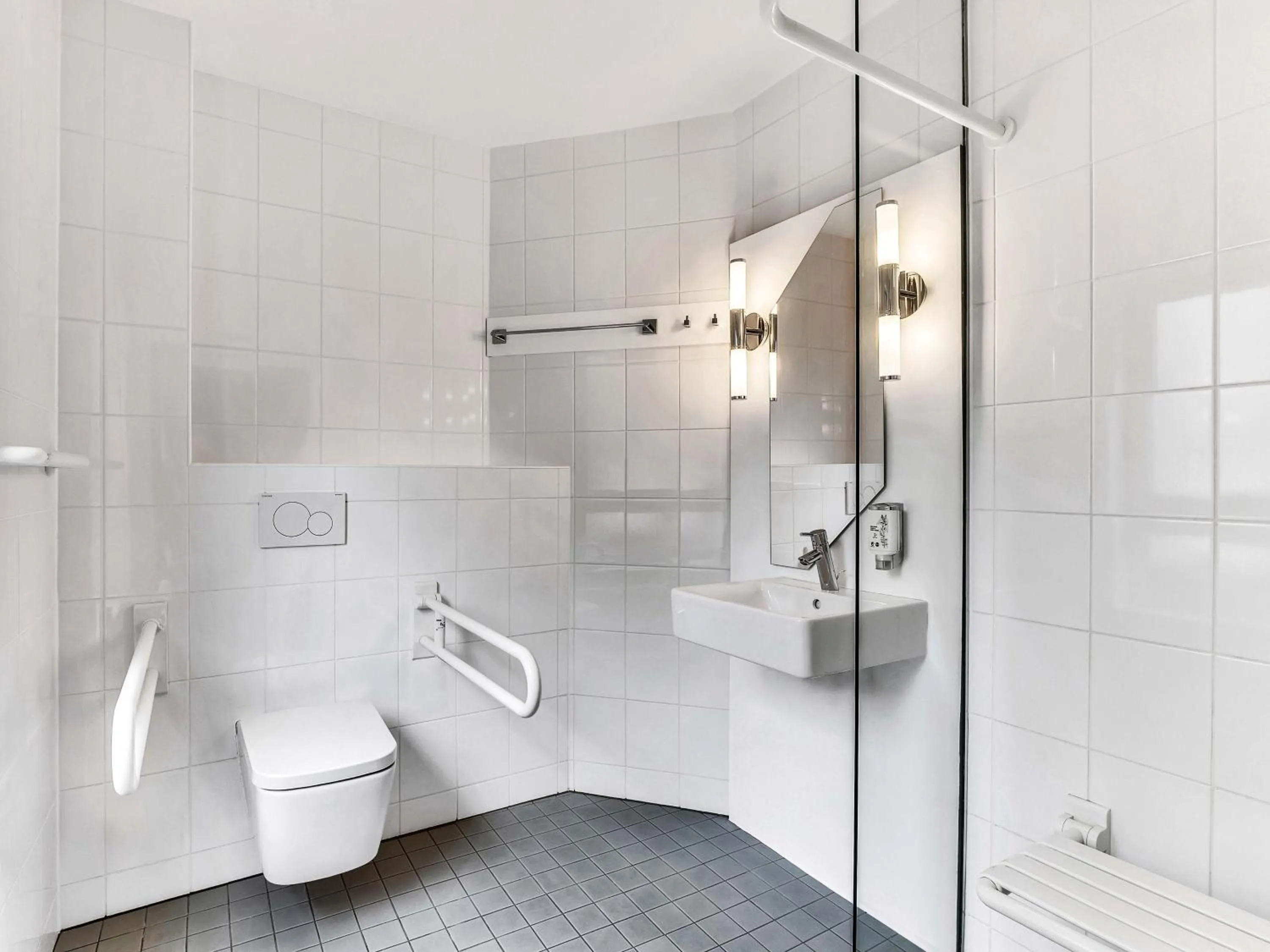 Shower in B&B Hotel Bremen-Altstadt