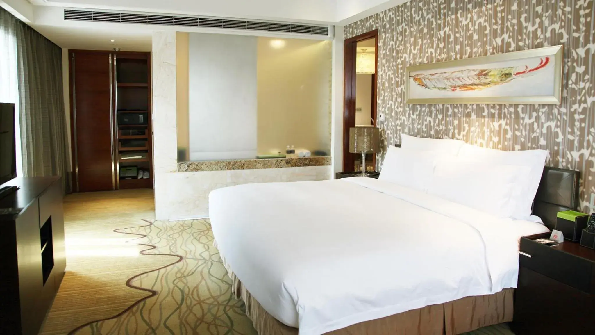 Bedroom, Bed in Kempinski Hotel Chongqing - Complimentary 500ml Home-Brewed beer voucher upon check-in Bedroom, Bed in Kempinski Hotel Chongqing - Complimentary 500ml Home-Brewed beer voucher upon check-in