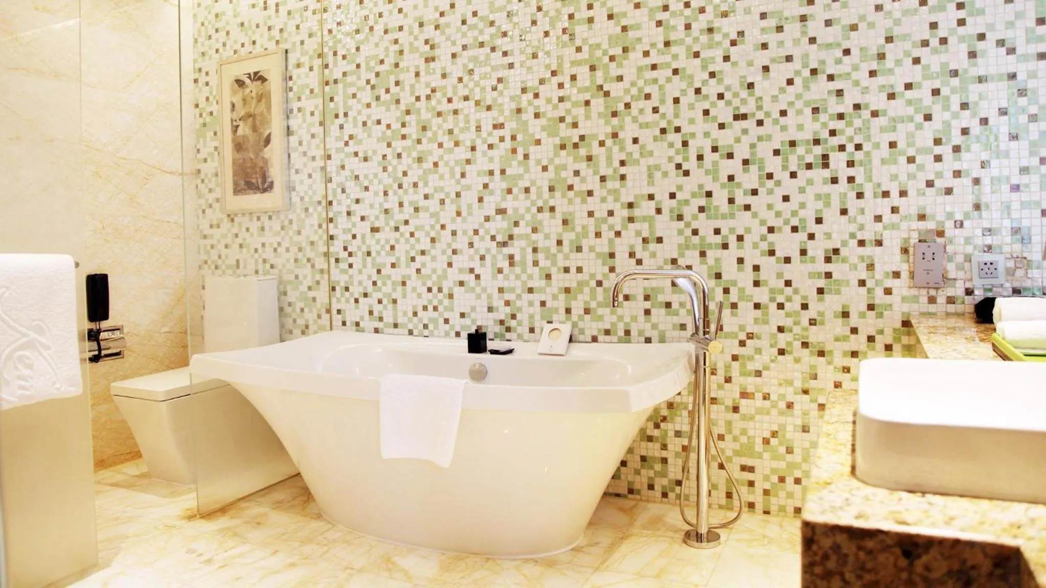 Bathroom in Kempinski Hotel Chongqing - Complimentary 500ml Home-Brewed beer voucher upon check-in