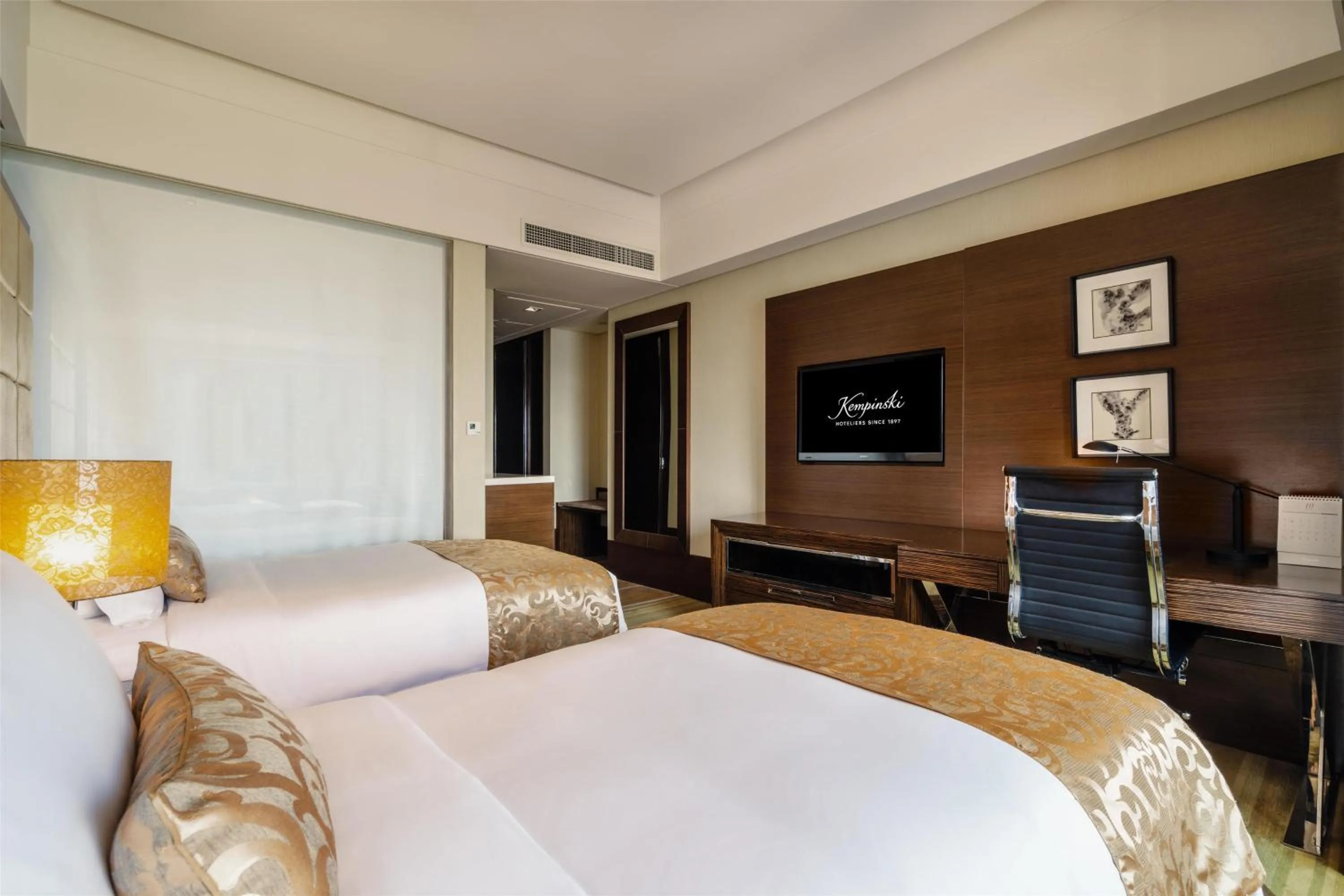 Bedroom, Bed in Kempinski Hotel Chongqing - Complimentary 500ml Home-Brewed beer voucher upon check-in