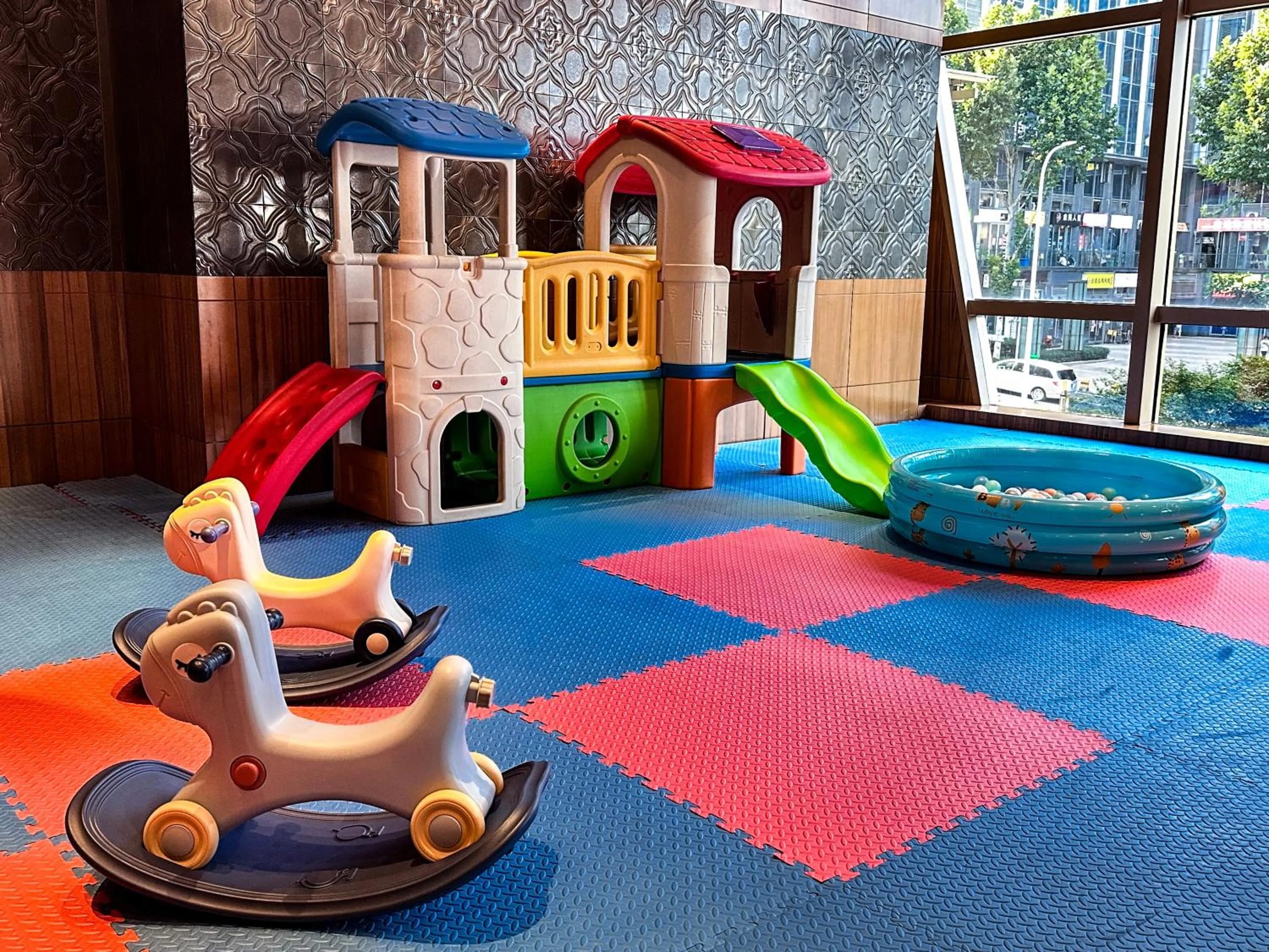 Restaurant/places to eat in Kempinski Hotel Chongqing - Complimentary 500ml Home-Brewed beer voucher upon check-in