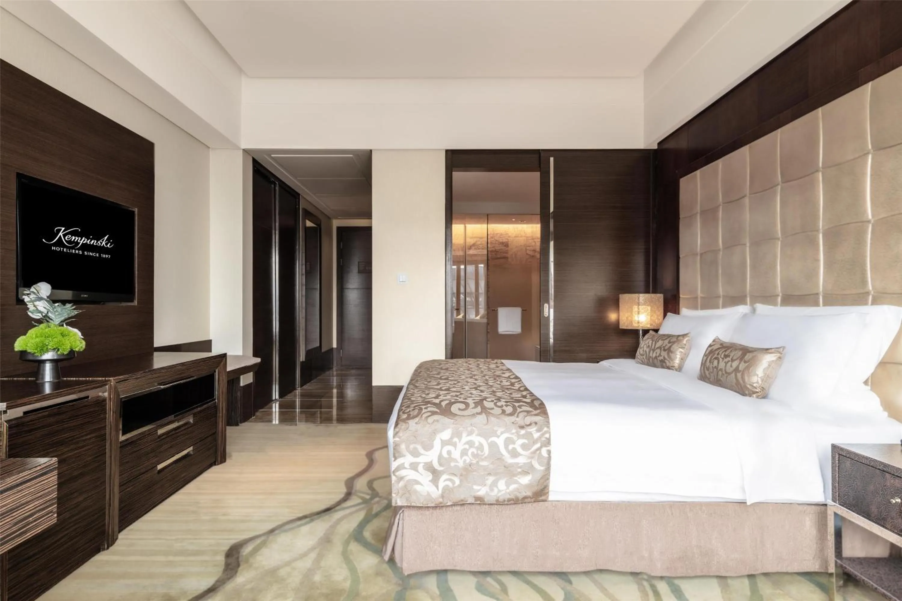 Bedroom, Bed in Kempinski Hotel Chongqing - Complimentary 500ml Home-Brewed beer voucher upon check-in