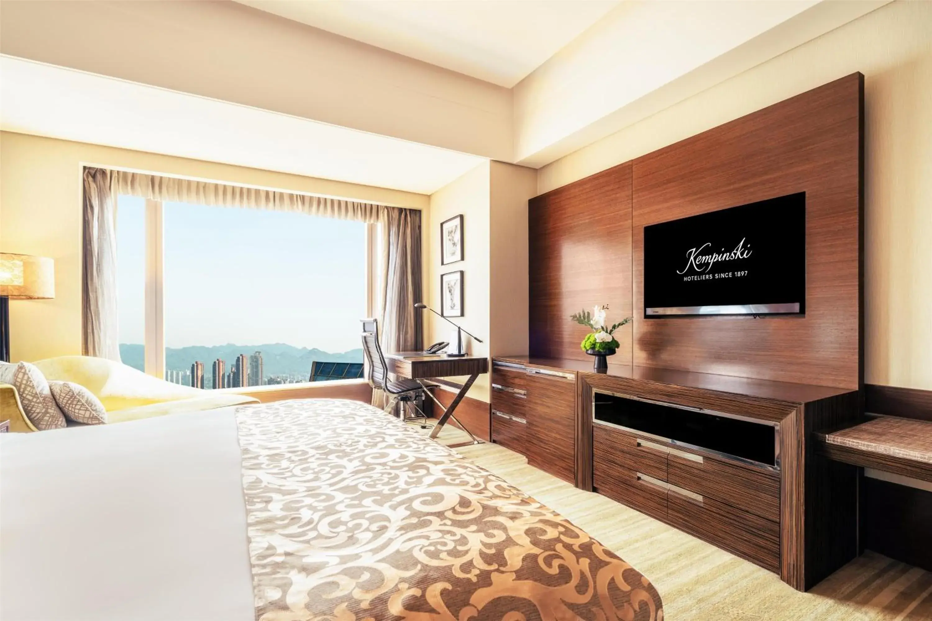 Bedroom, Bed in Kempinski Hotel Chongqing - Complimentary 500ml Home-Brewed beer voucher upon check-in Bedroom, Bed in Kempinski Hotel Chongqing - Complimentary 500ml Home-Brewed beer voucher upon check-in