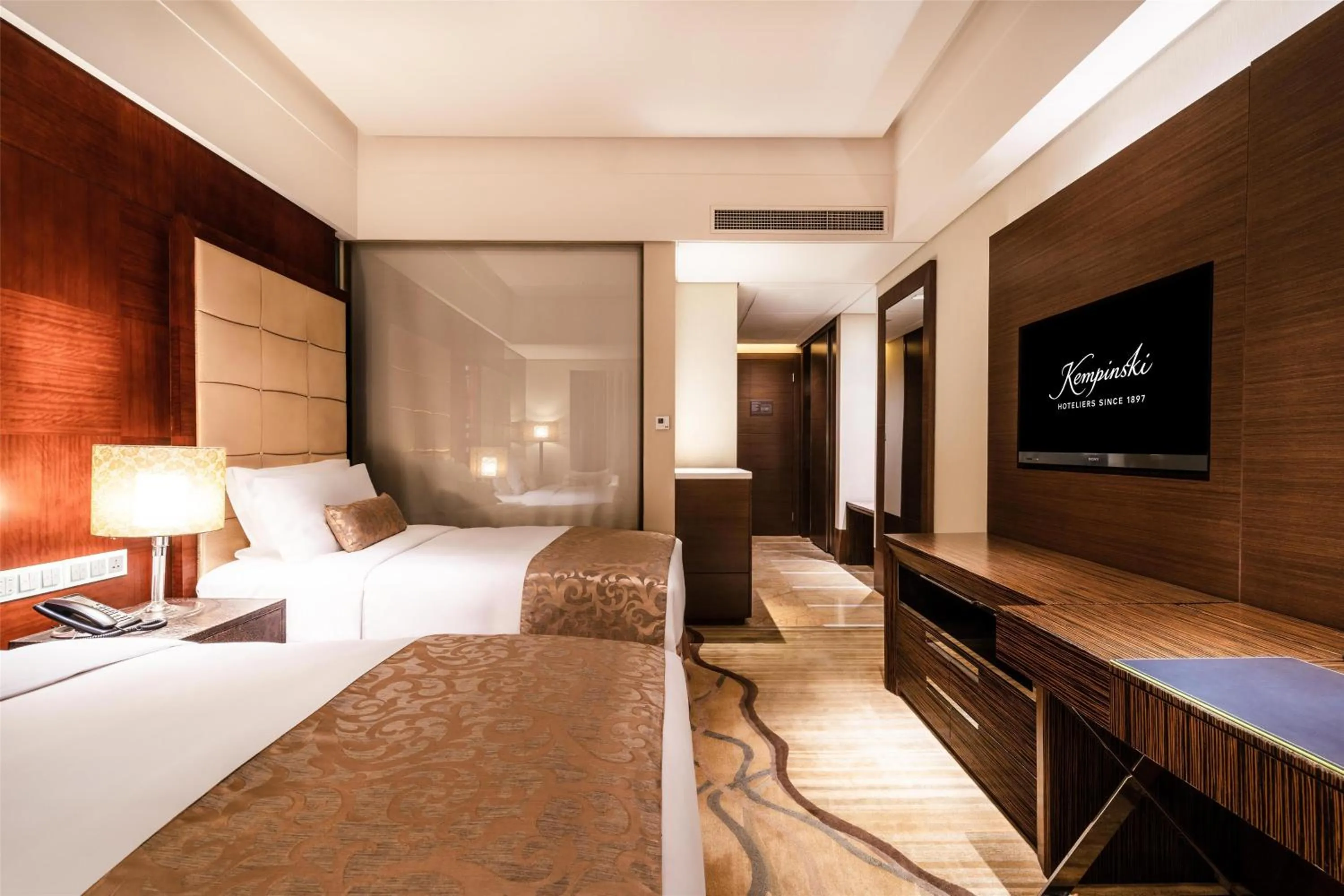 Bedroom, Bed in Kempinski Hotel Chongqing - Complimentary 500ml Home-Brewed beer voucher upon check-in