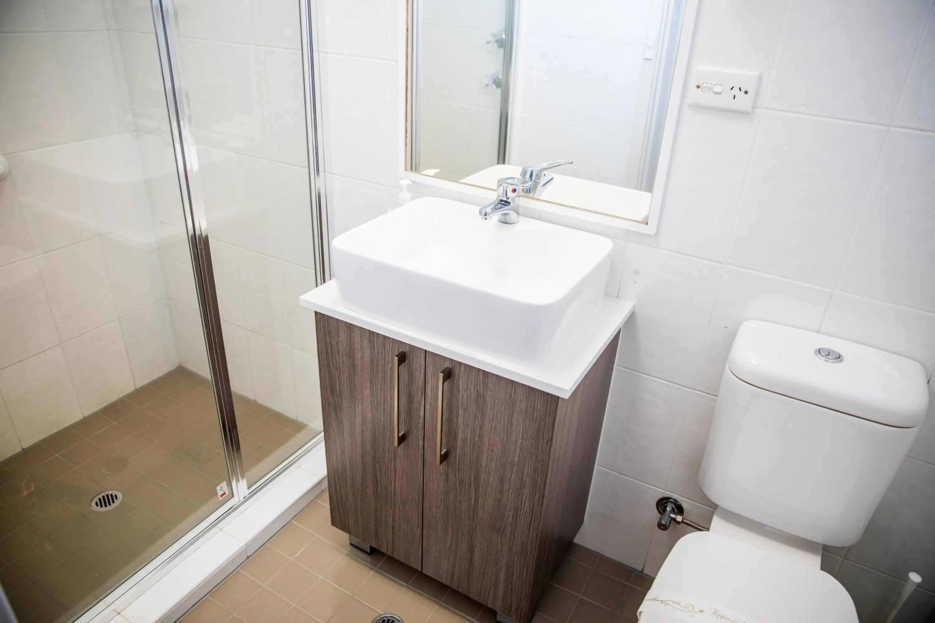 Shower in Lilac City Motor Inn