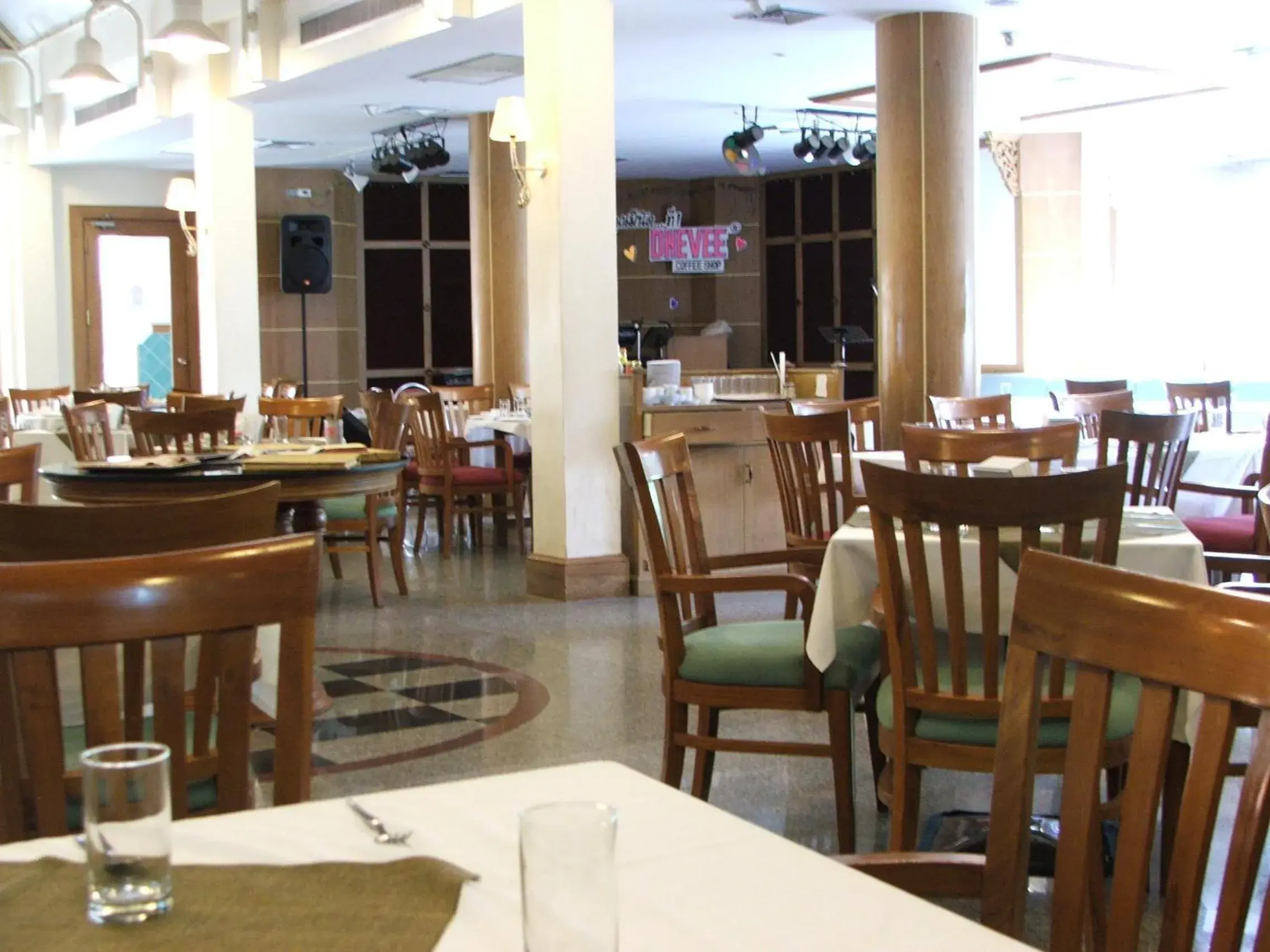 Restaurant/places to eat in Dhevaraj Hotel Restaurant/places to eat in Dhevaraj Hotel
