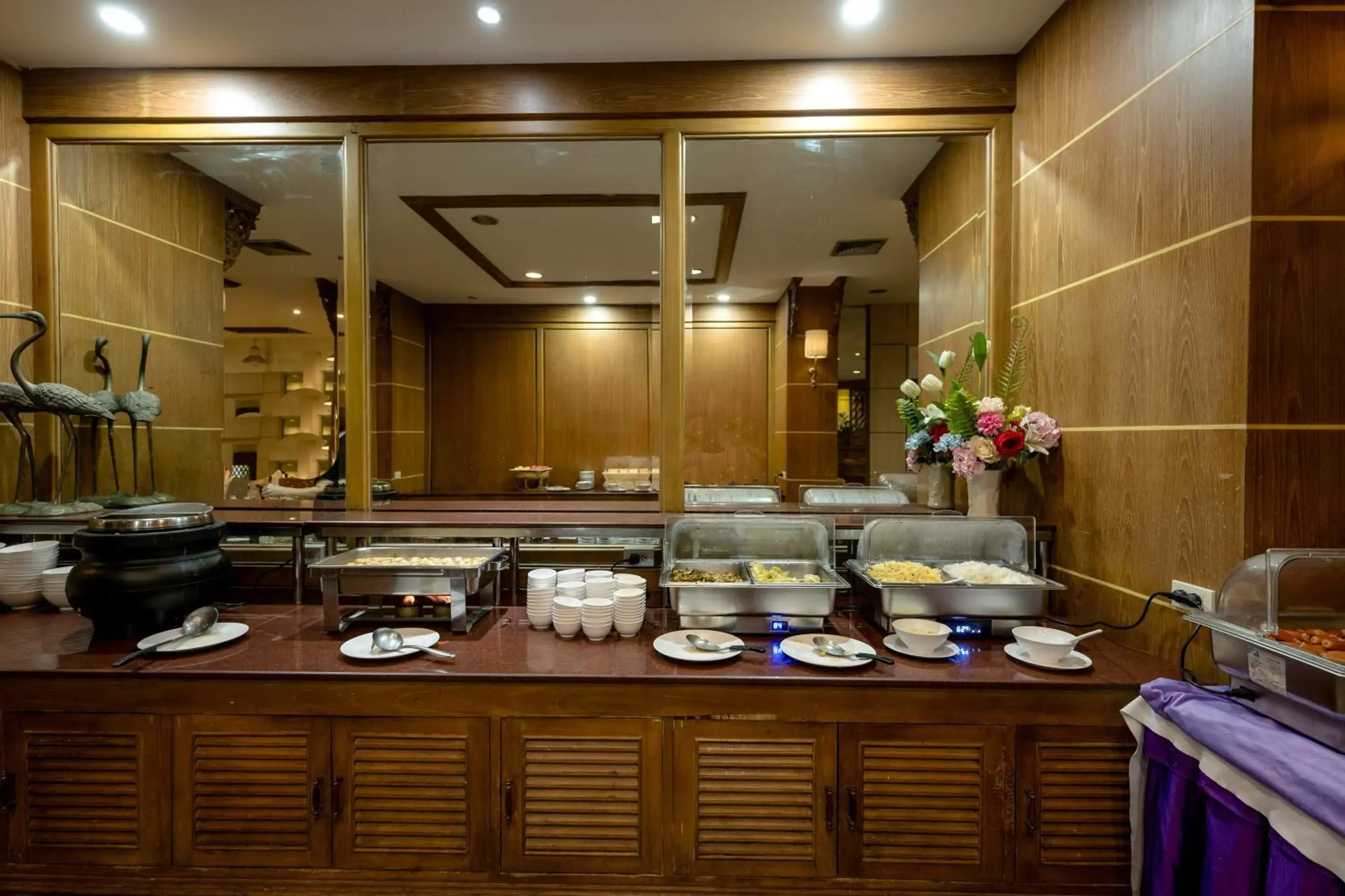 Restaurant/places to eat in Dhevaraj Hotel Restaurant/places to eat in Dhevaraj Hotel