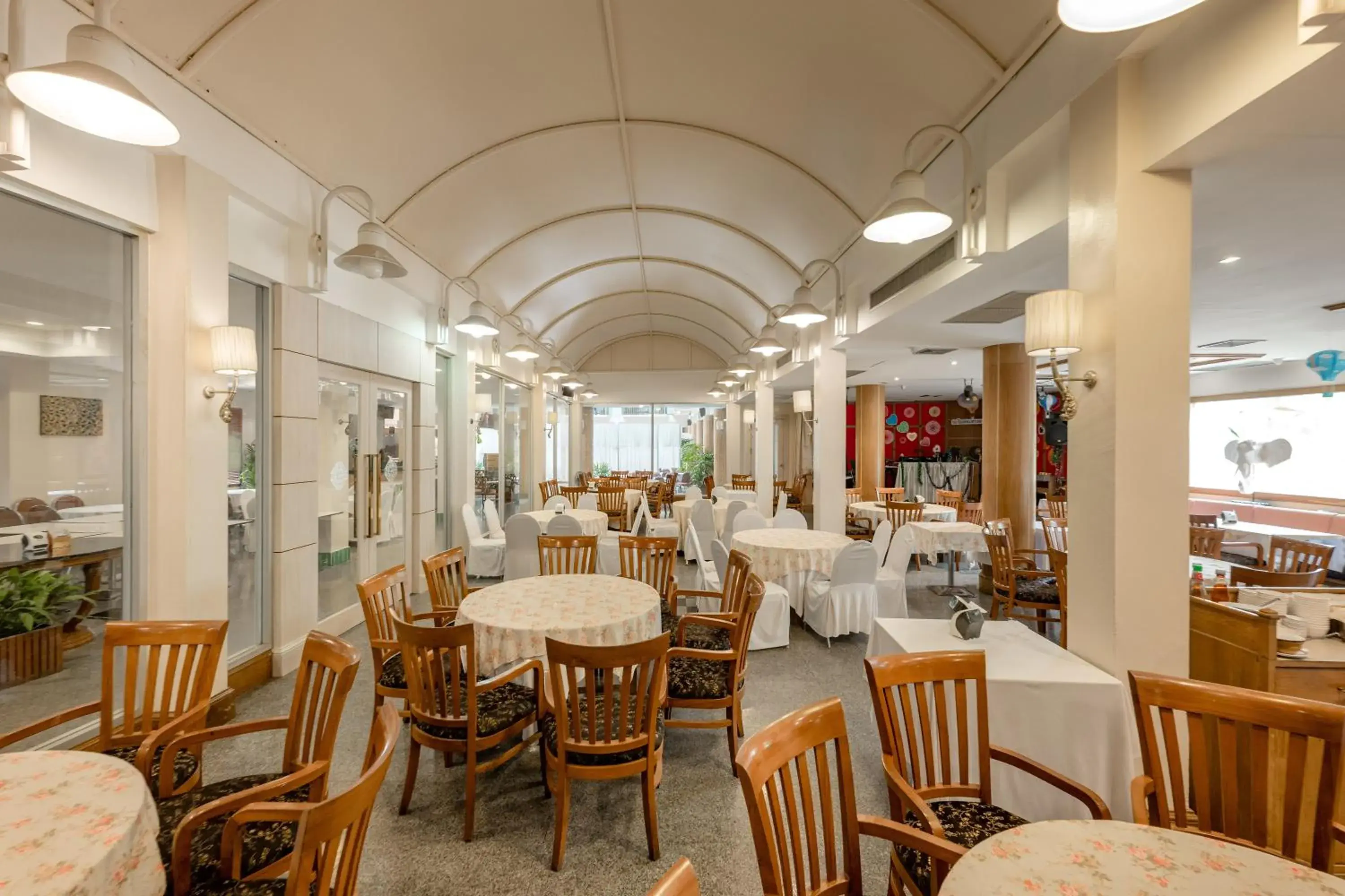 Restaurant/places to eat in Dhevaraj Hotel Restaurant/places to eat in Dhevaraj Hotel
