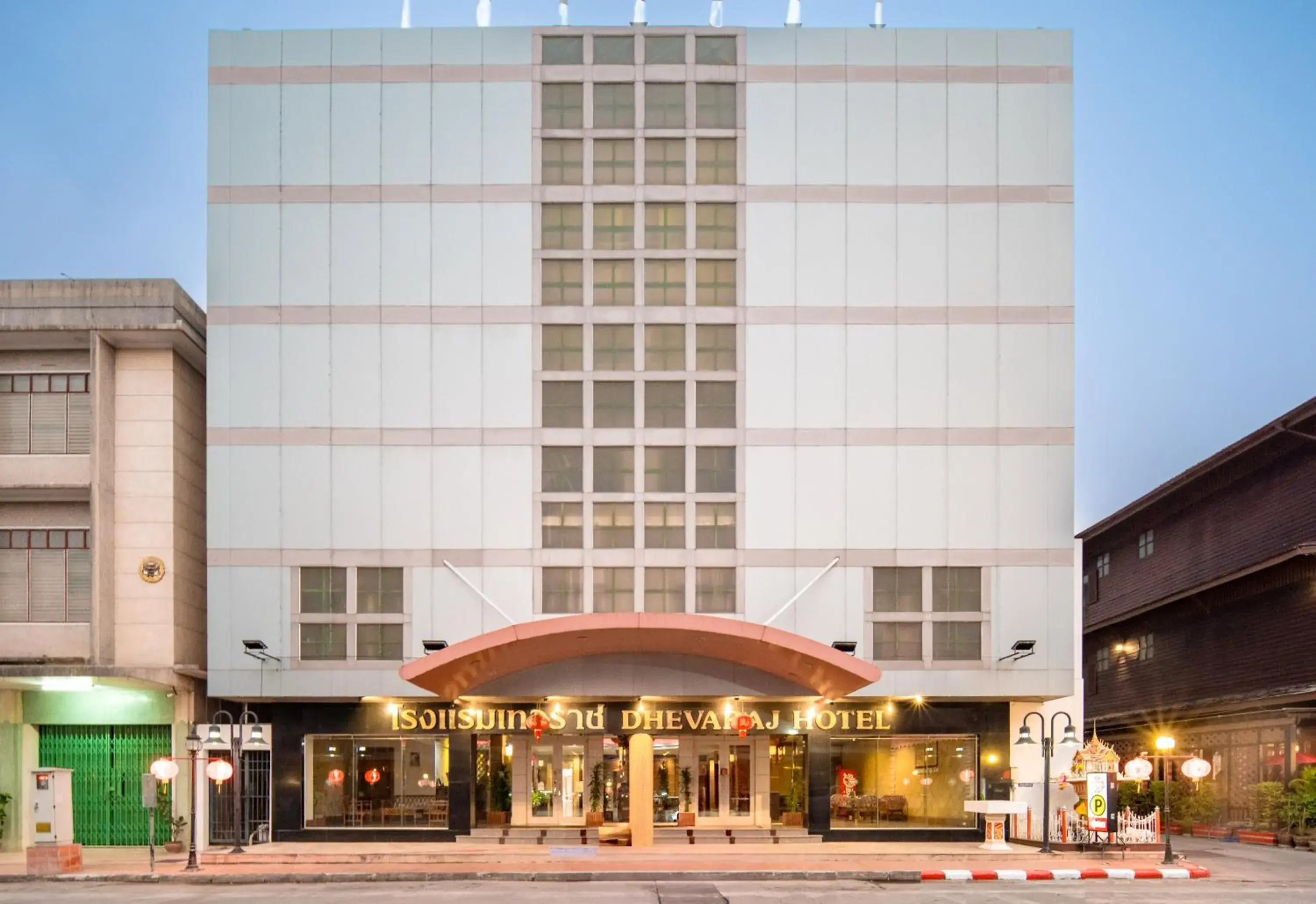 Property building in Dhevaraj Hotel Property building in Dhevaraj Hotel
