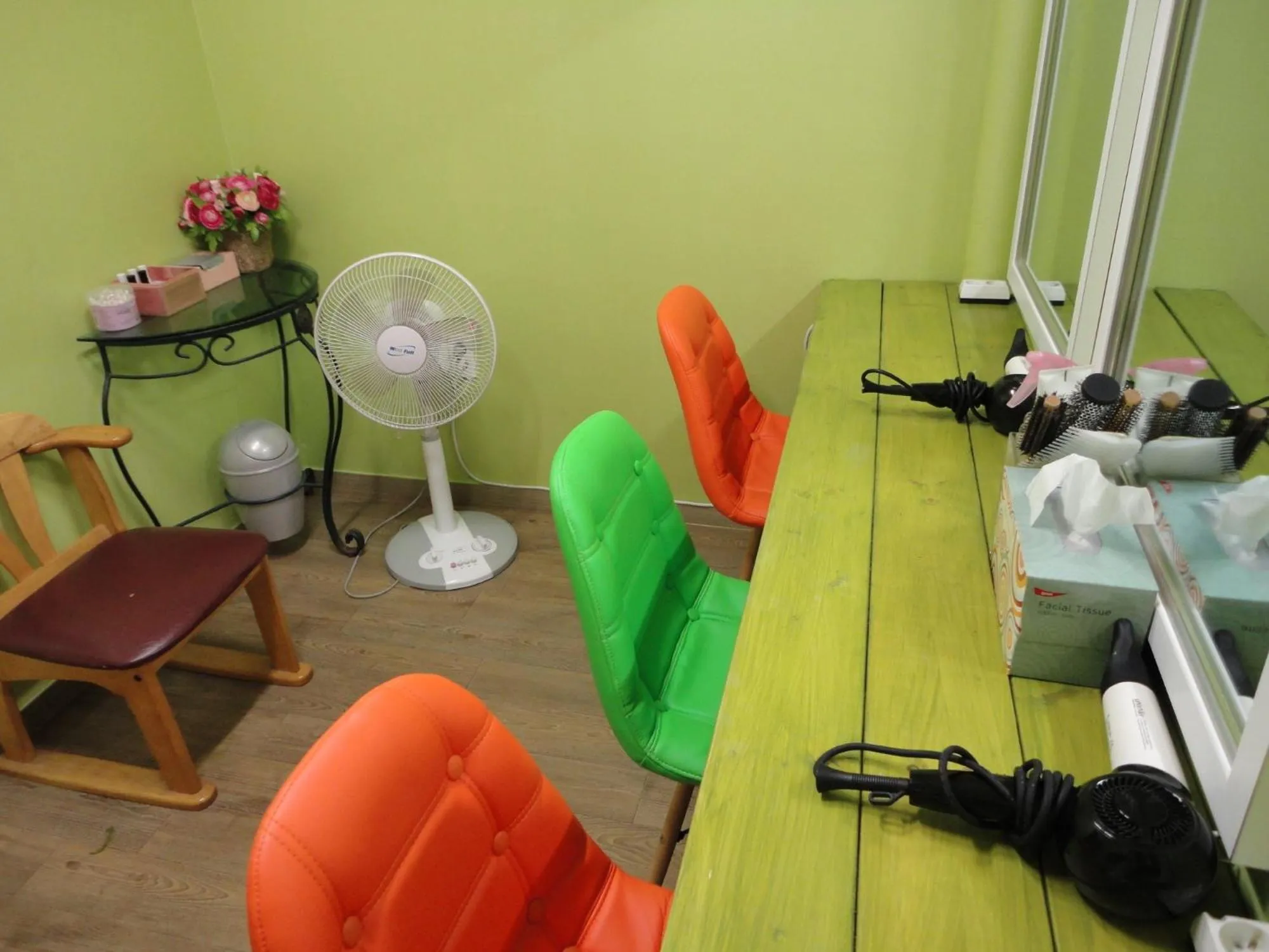 Communal lounge/ TV room, Fitness Center/Facilities in You&I Guesthouse