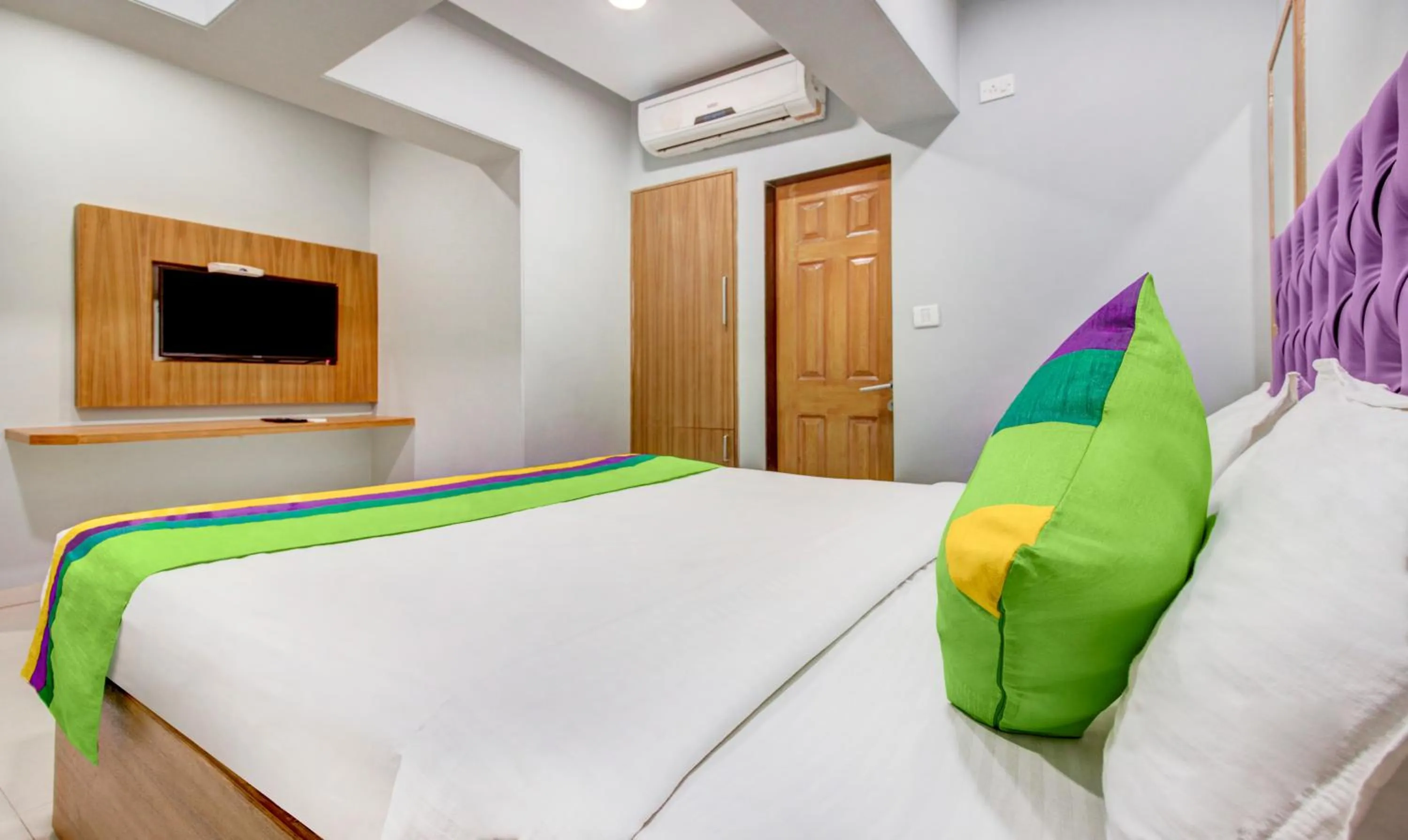 TV and multimedia, Bed in Treebo Cruz Royale Santacruz West