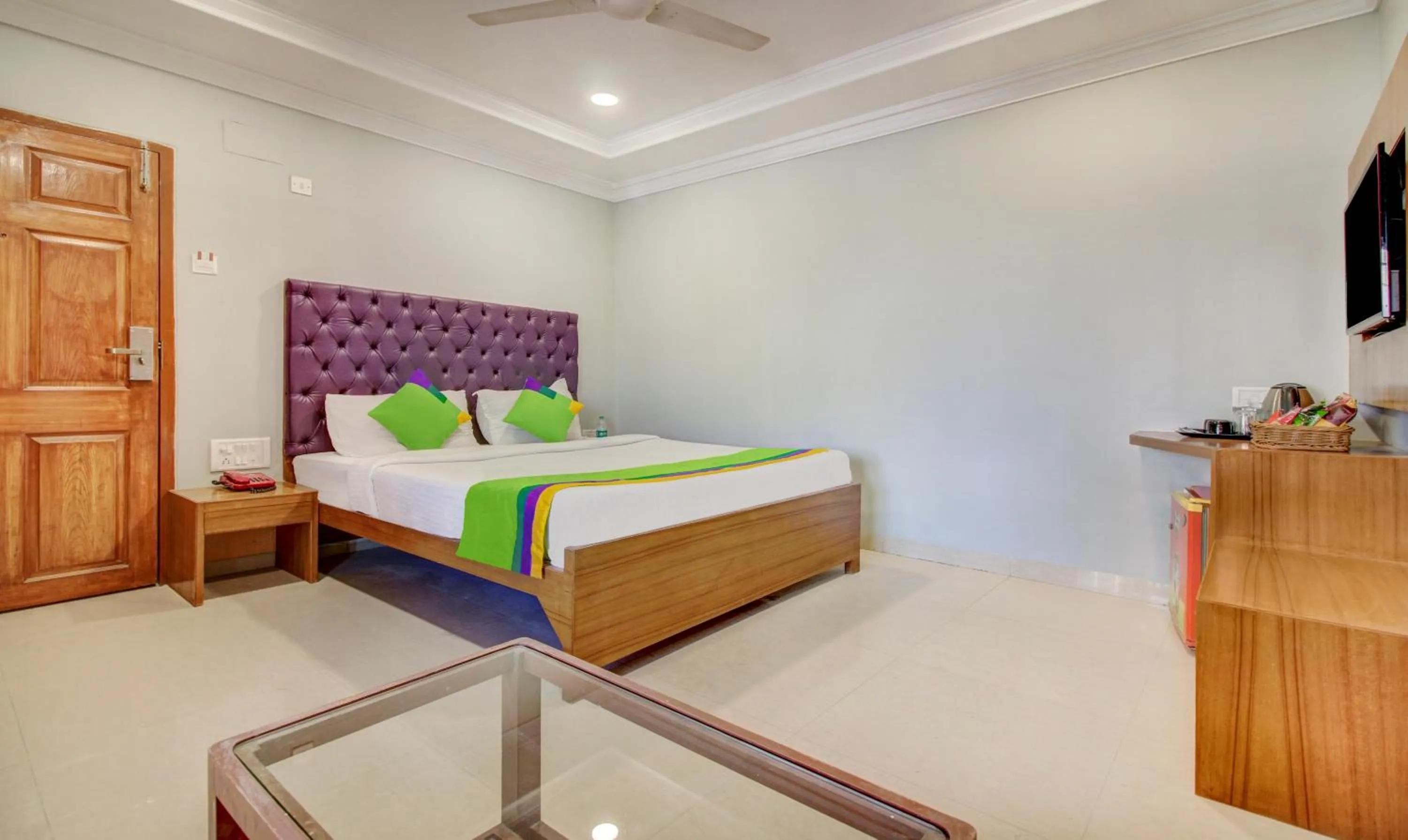 Photo of the whole room, Bed in Treebo Cruz Royale Santacruz West