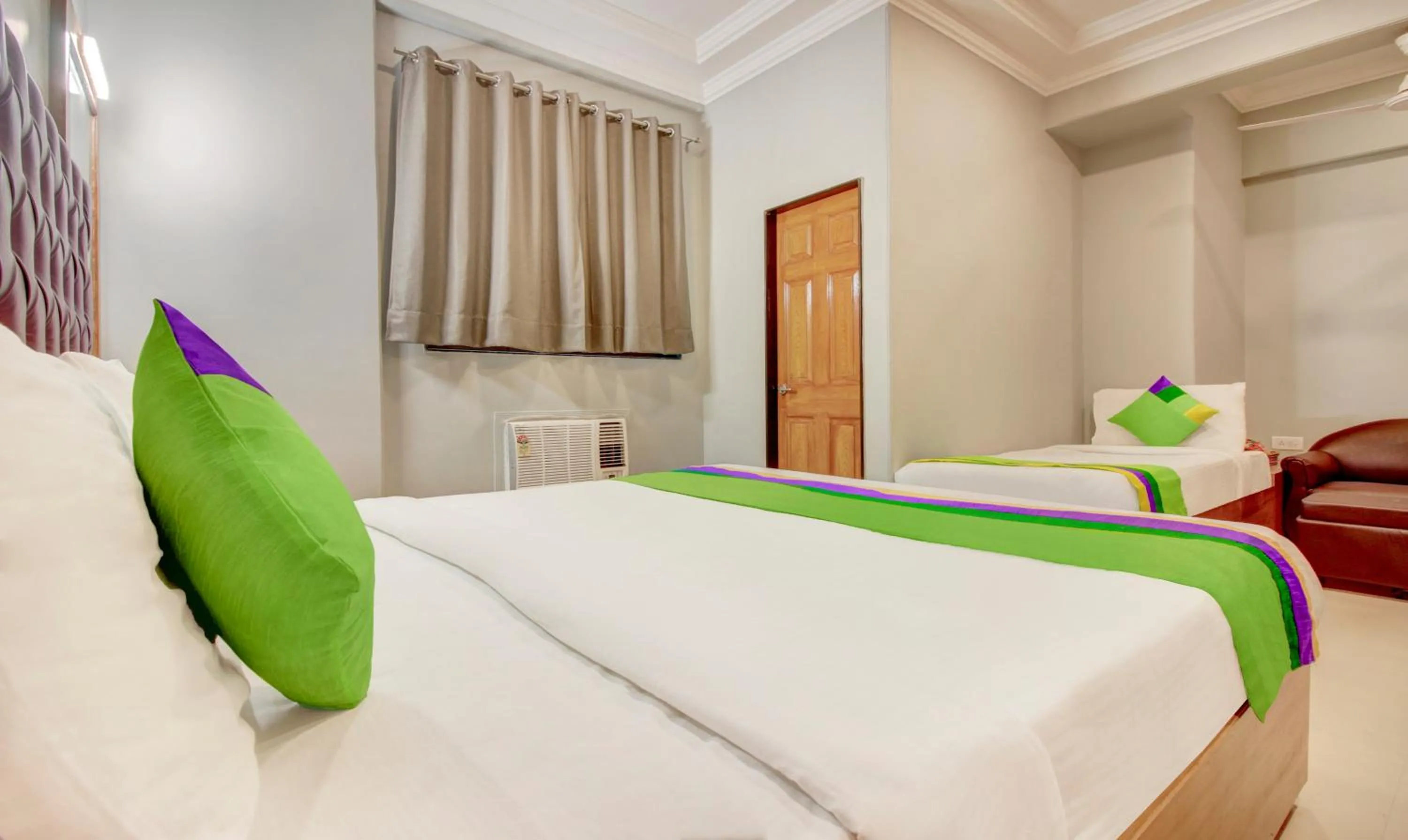 Bedroom, Bed in Treebo Cruz Royale Santacruz West