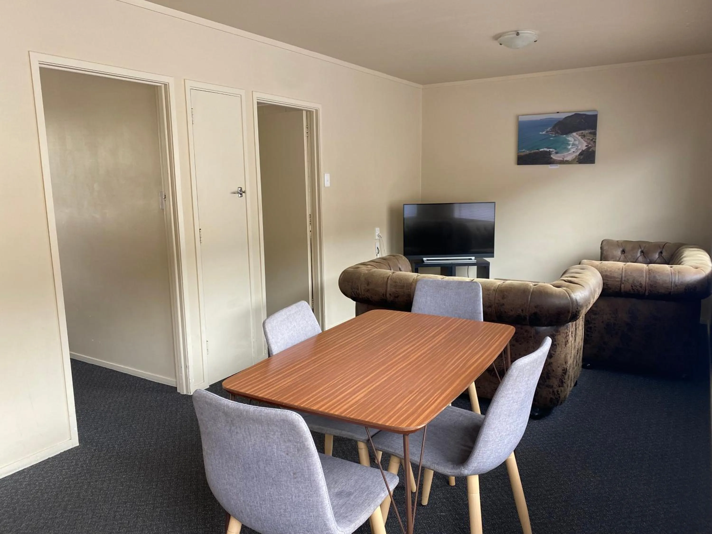 Dining area in Wayfarer Motel
