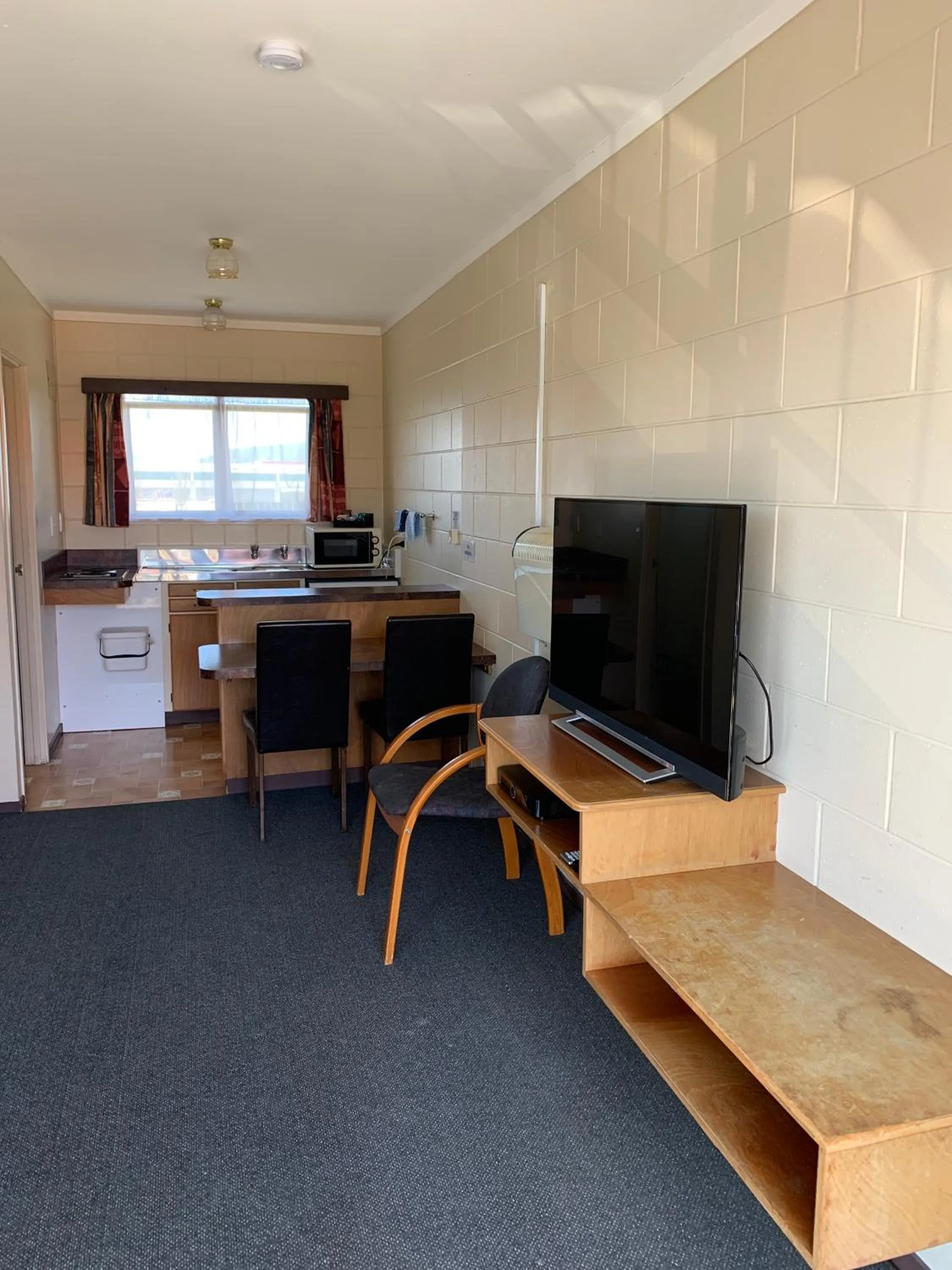 Dining area in Wayfarer Motel