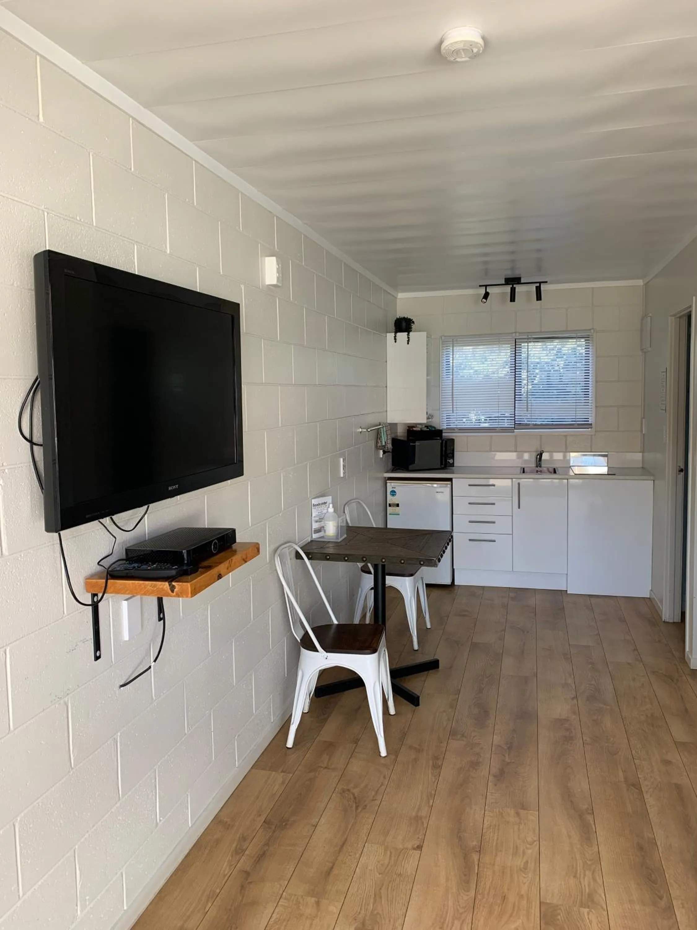 Dining area in Wayfarer Motel