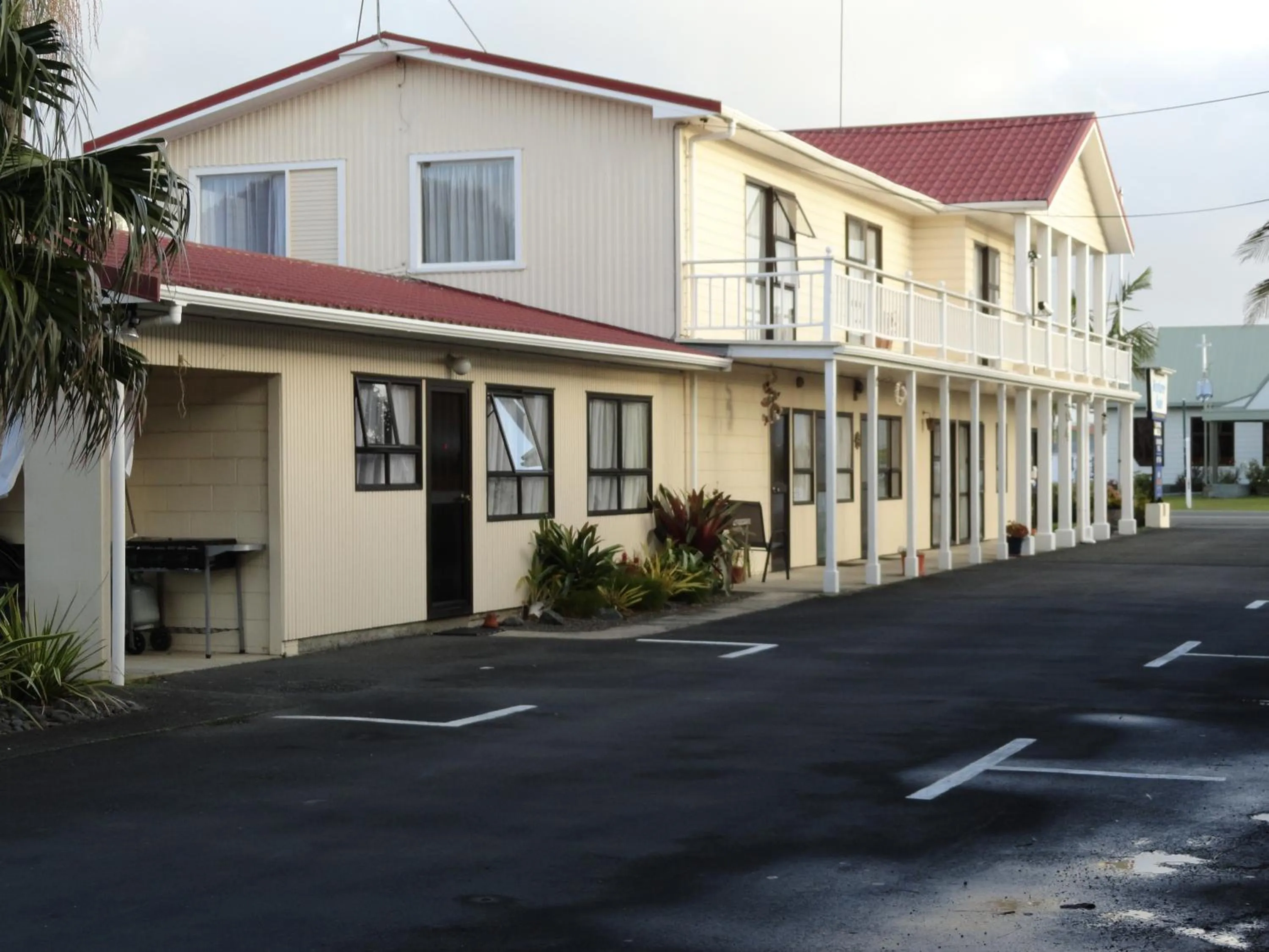 Property building in Wayfarer Motel