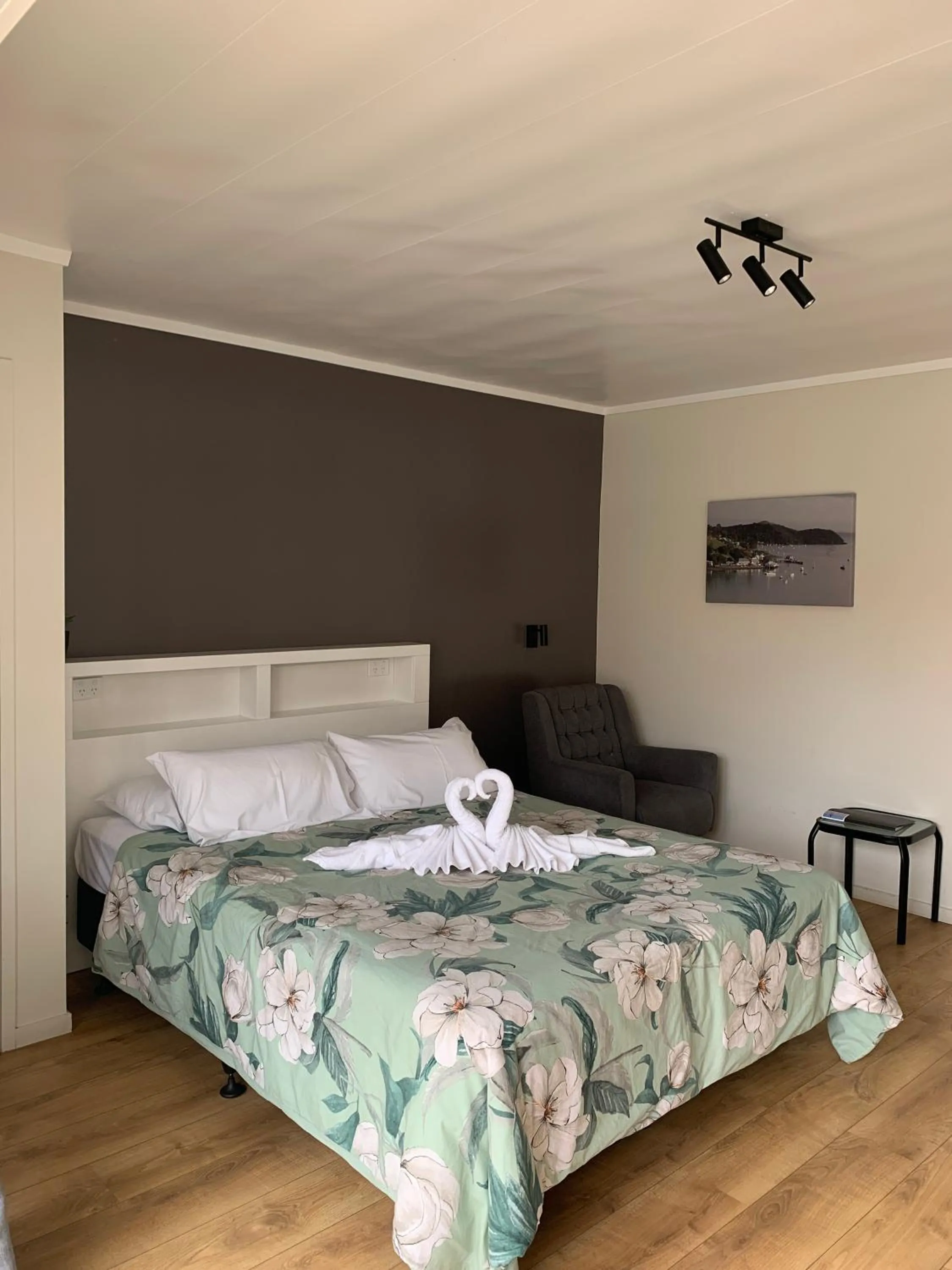 Bed in Wayfarer Motel