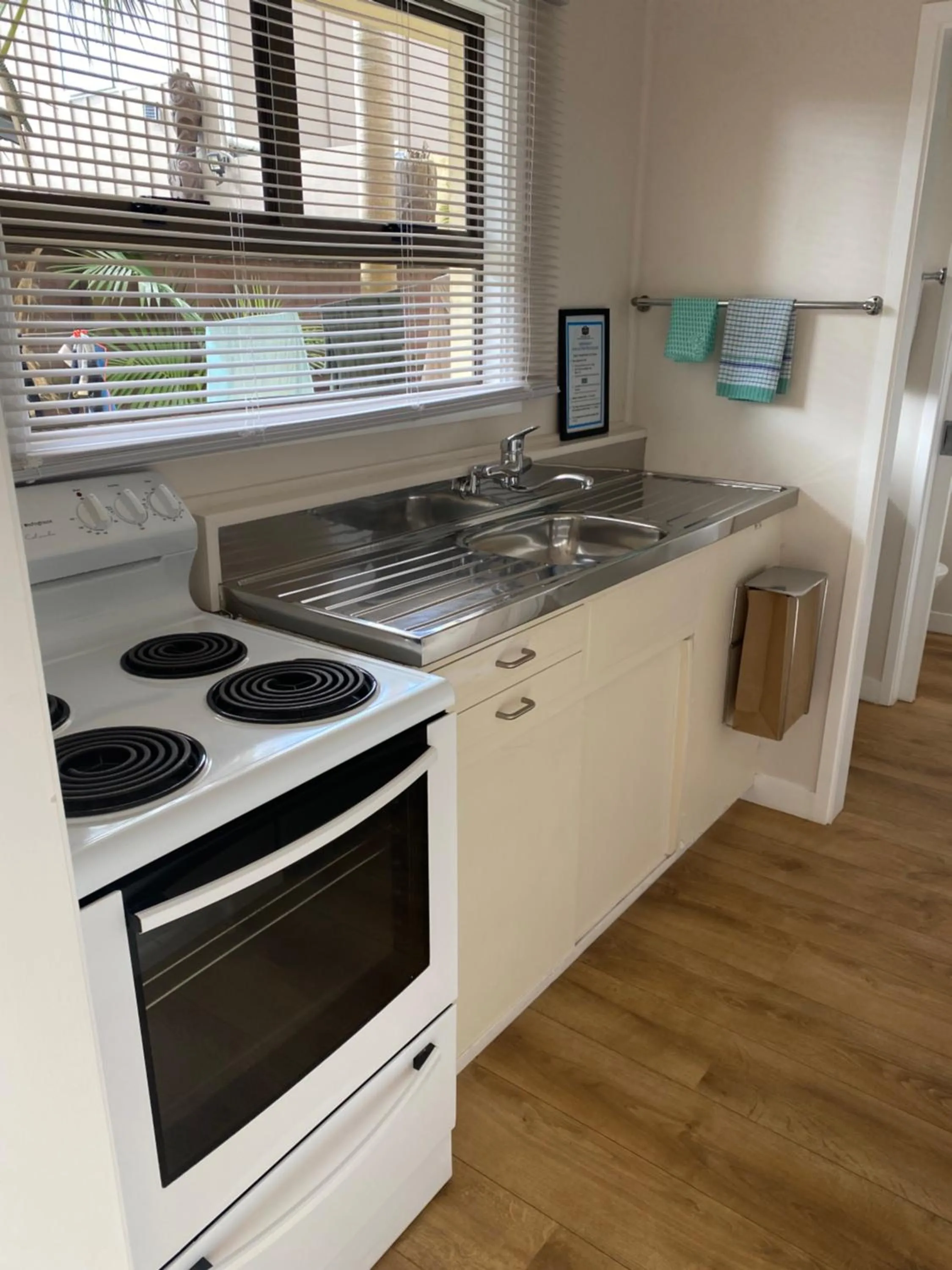 Kitchen or kitchenette in Wayfarer Motel