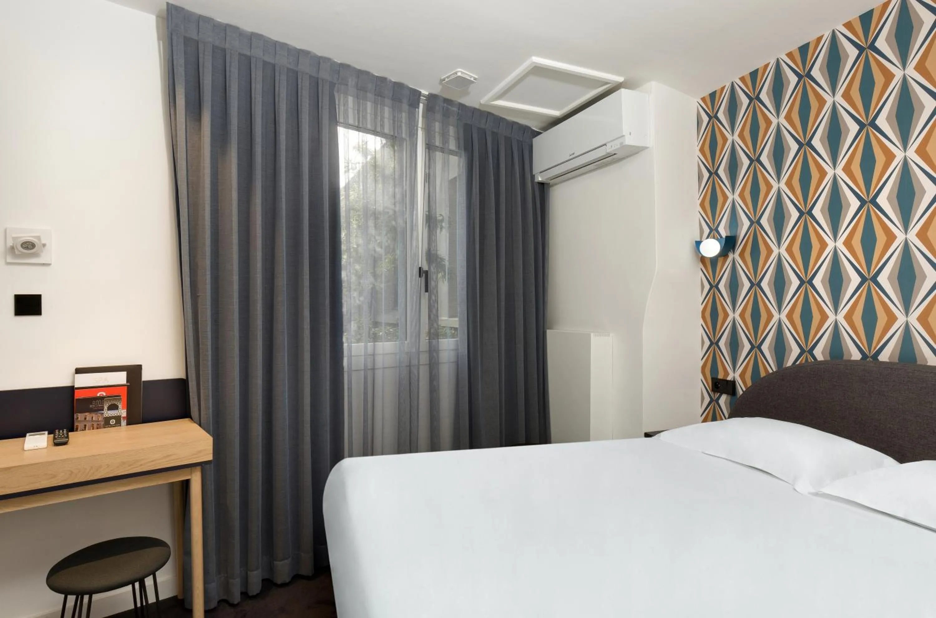 Photo of the whole room, Bed in Hôtel De L'octroi