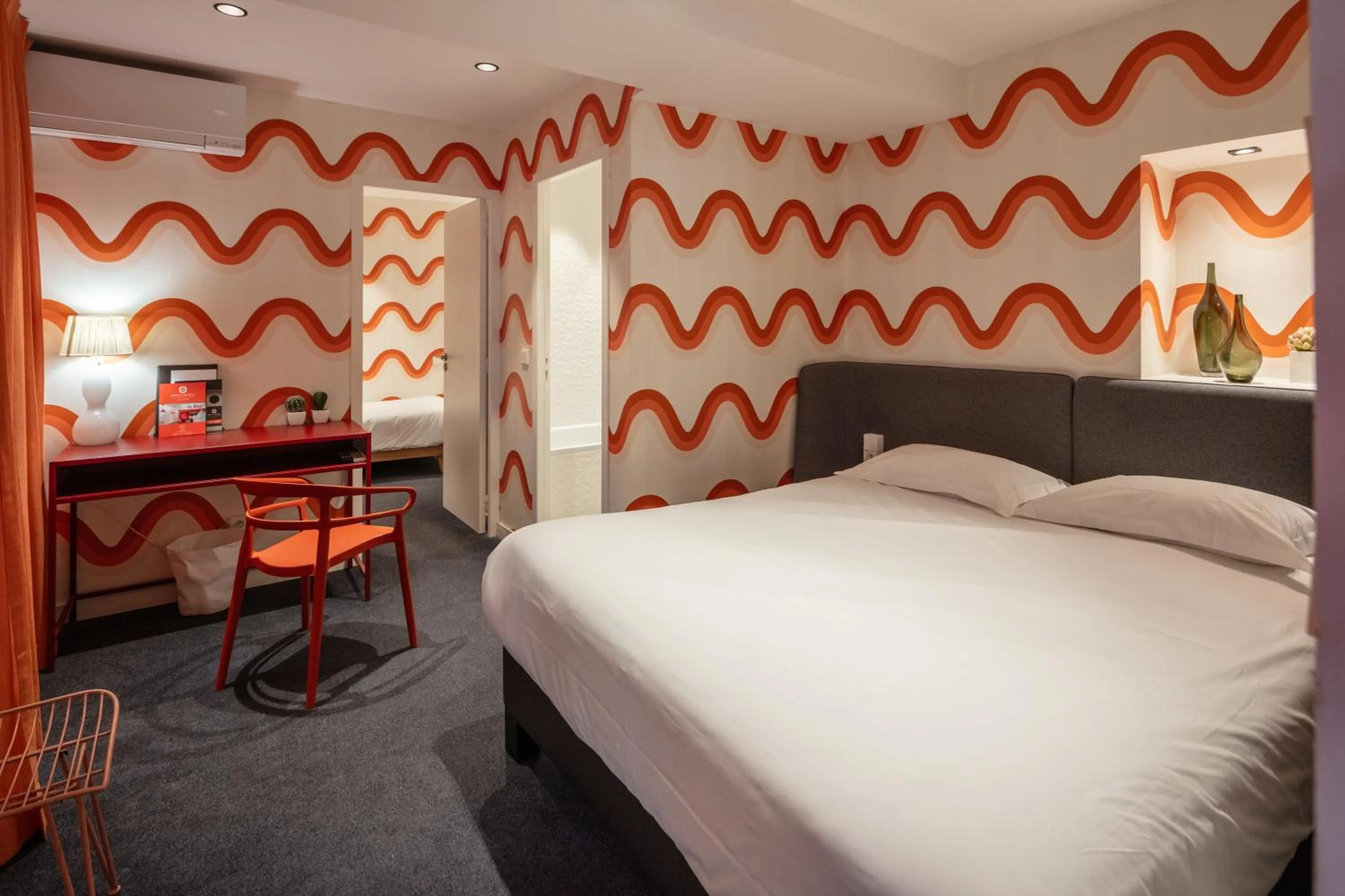 Photo of the whole room, Bed in Hôtel De L'octroi