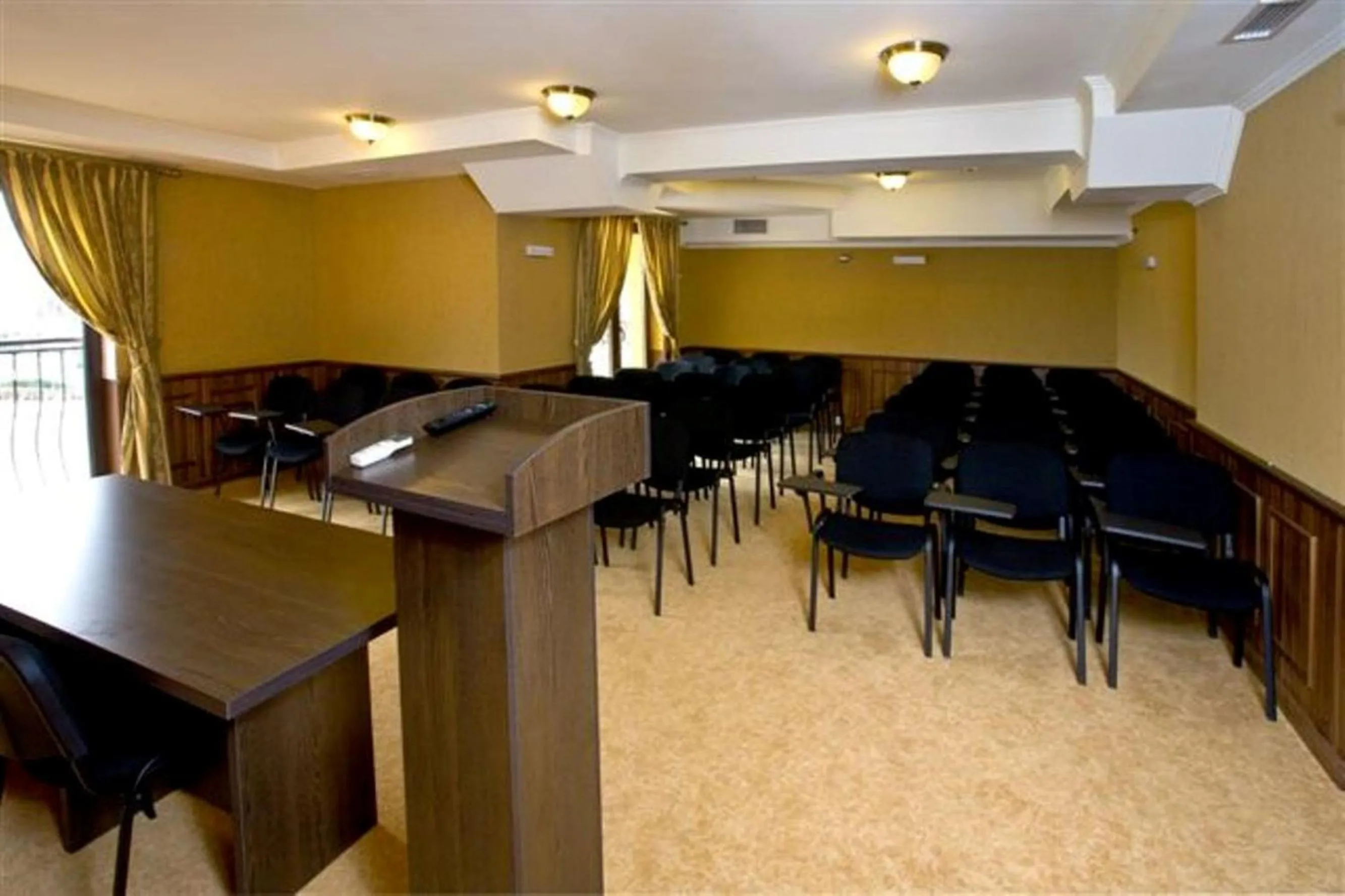 Business facilities in Hotel Chinar