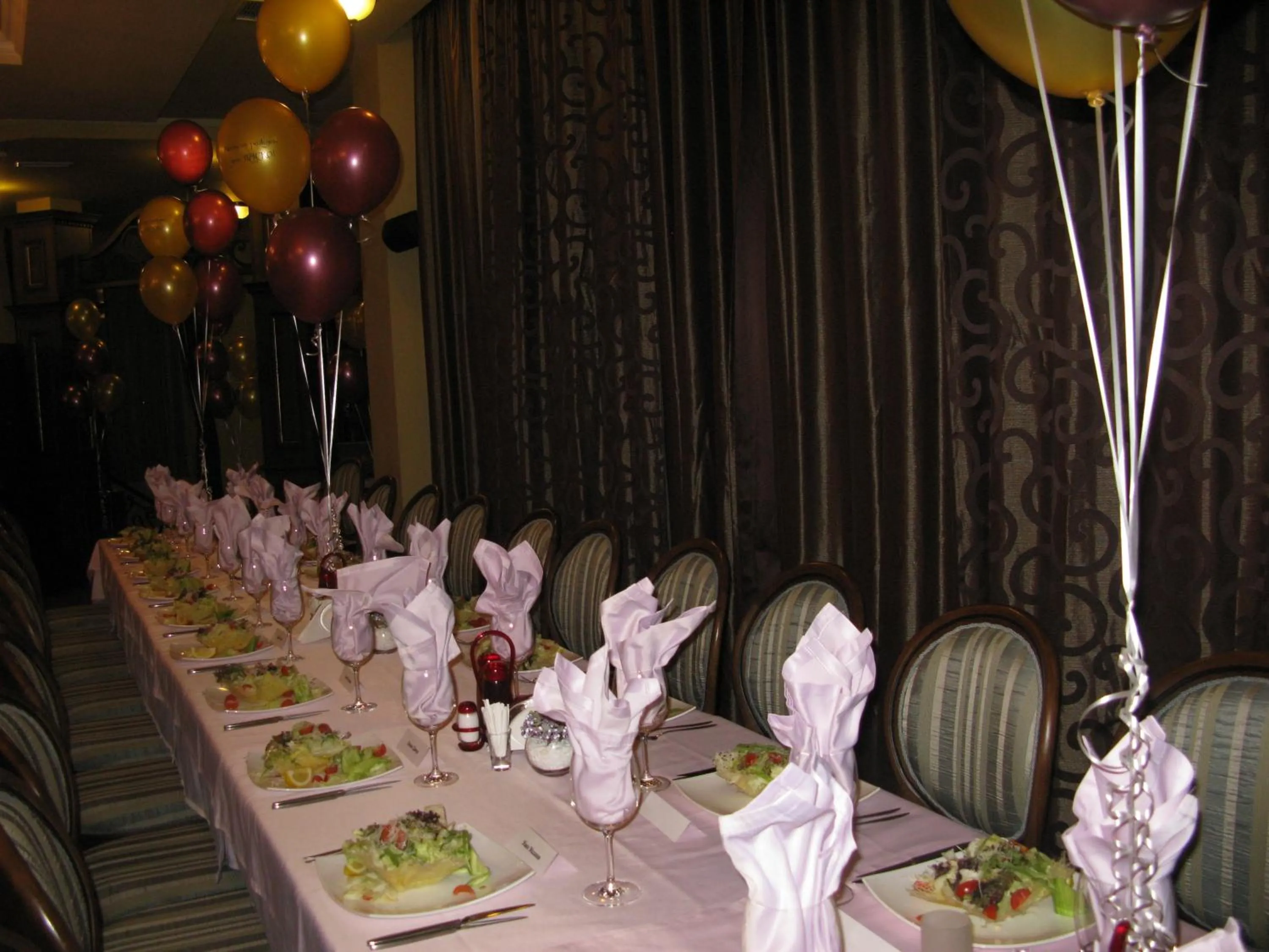 Restaurant/places to eat in Hotel Chinar