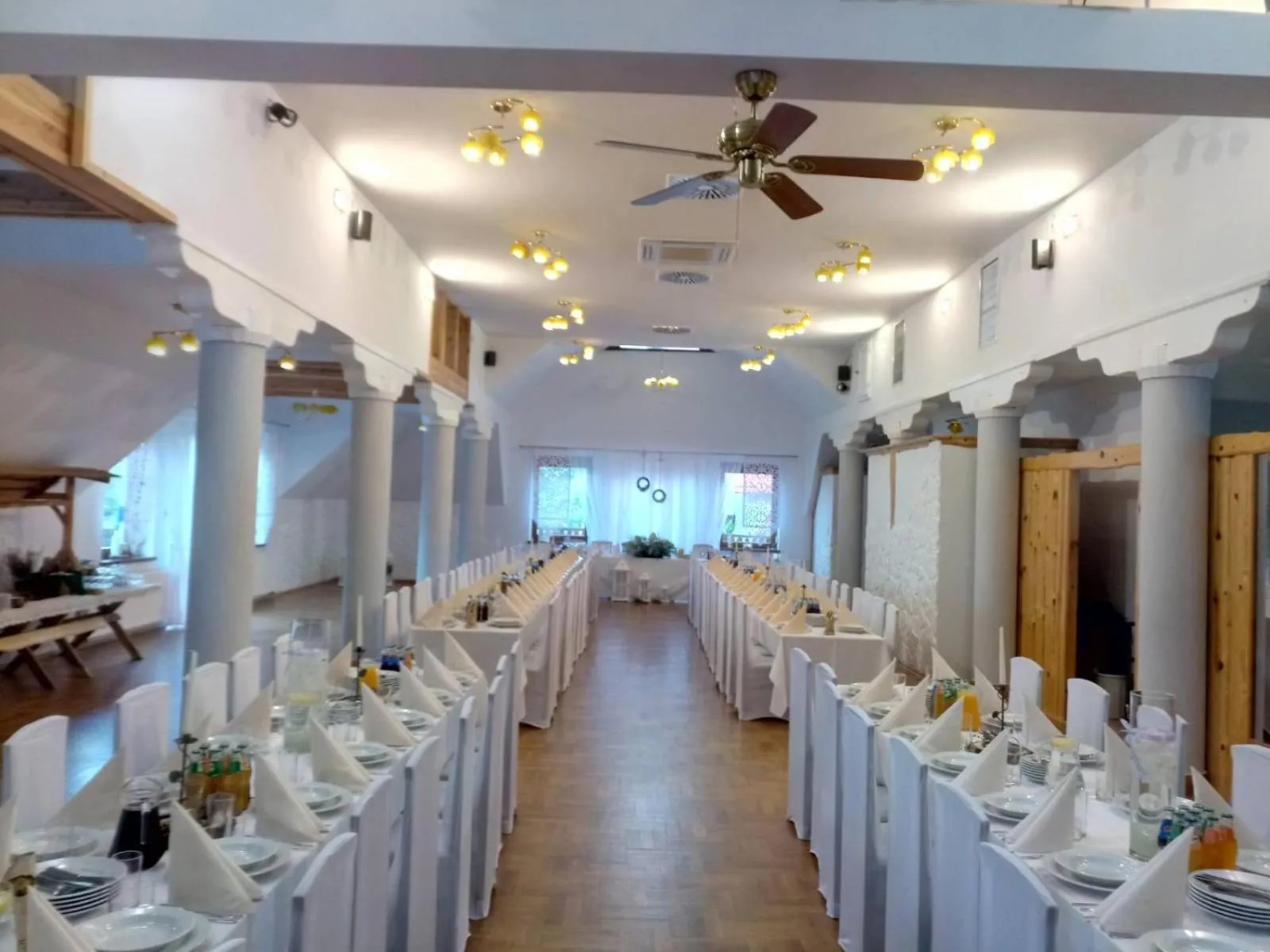Restaurant/places to eat in Hotel Jan